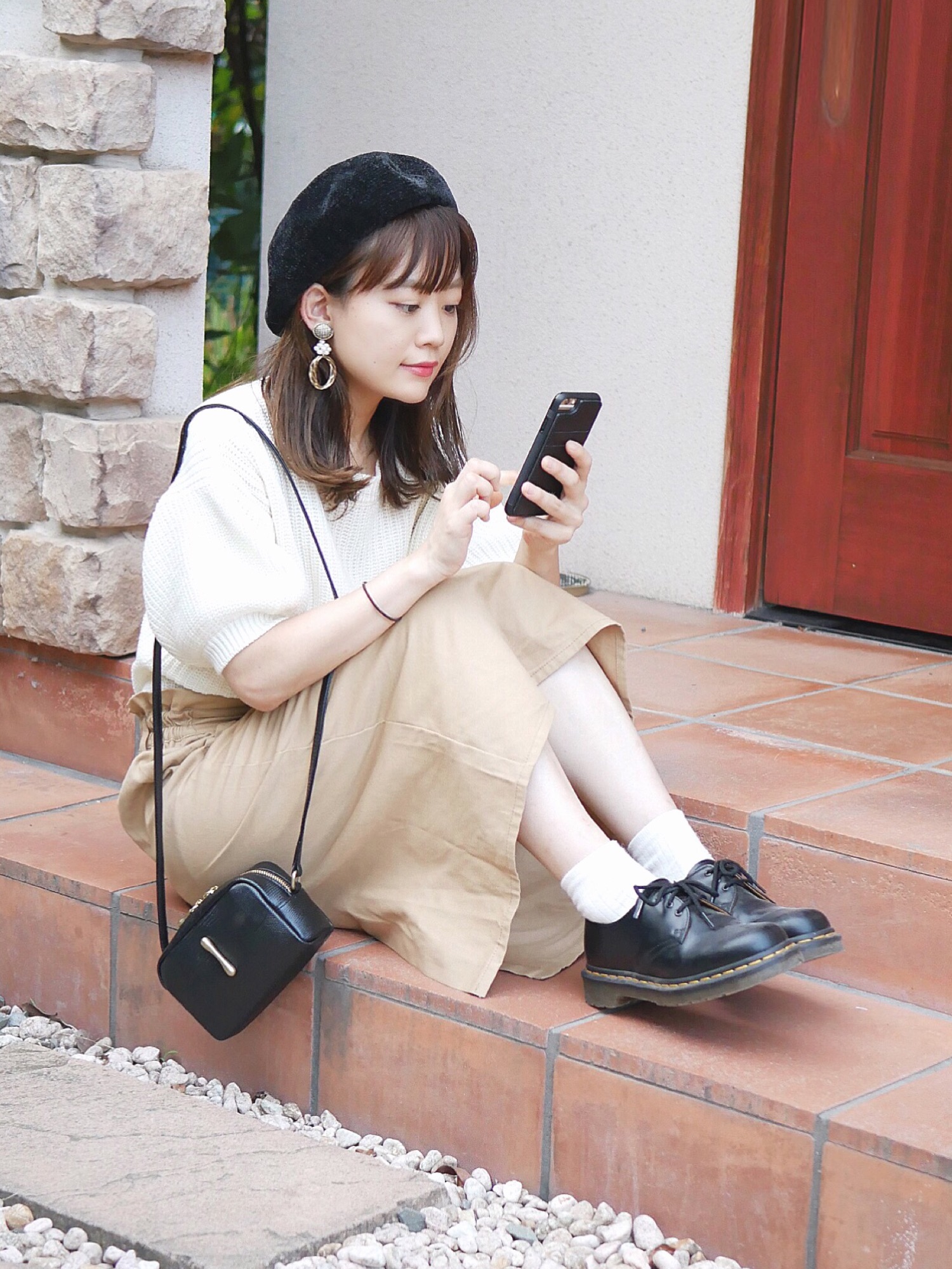 パフスリーブニットトップスを使った人気ファッションコーディネート