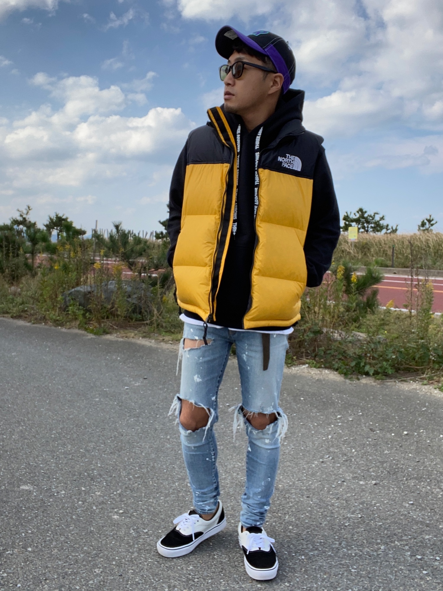 THE NORTH FACEのダウンベスト（イエロー系）を使った人気ファッション