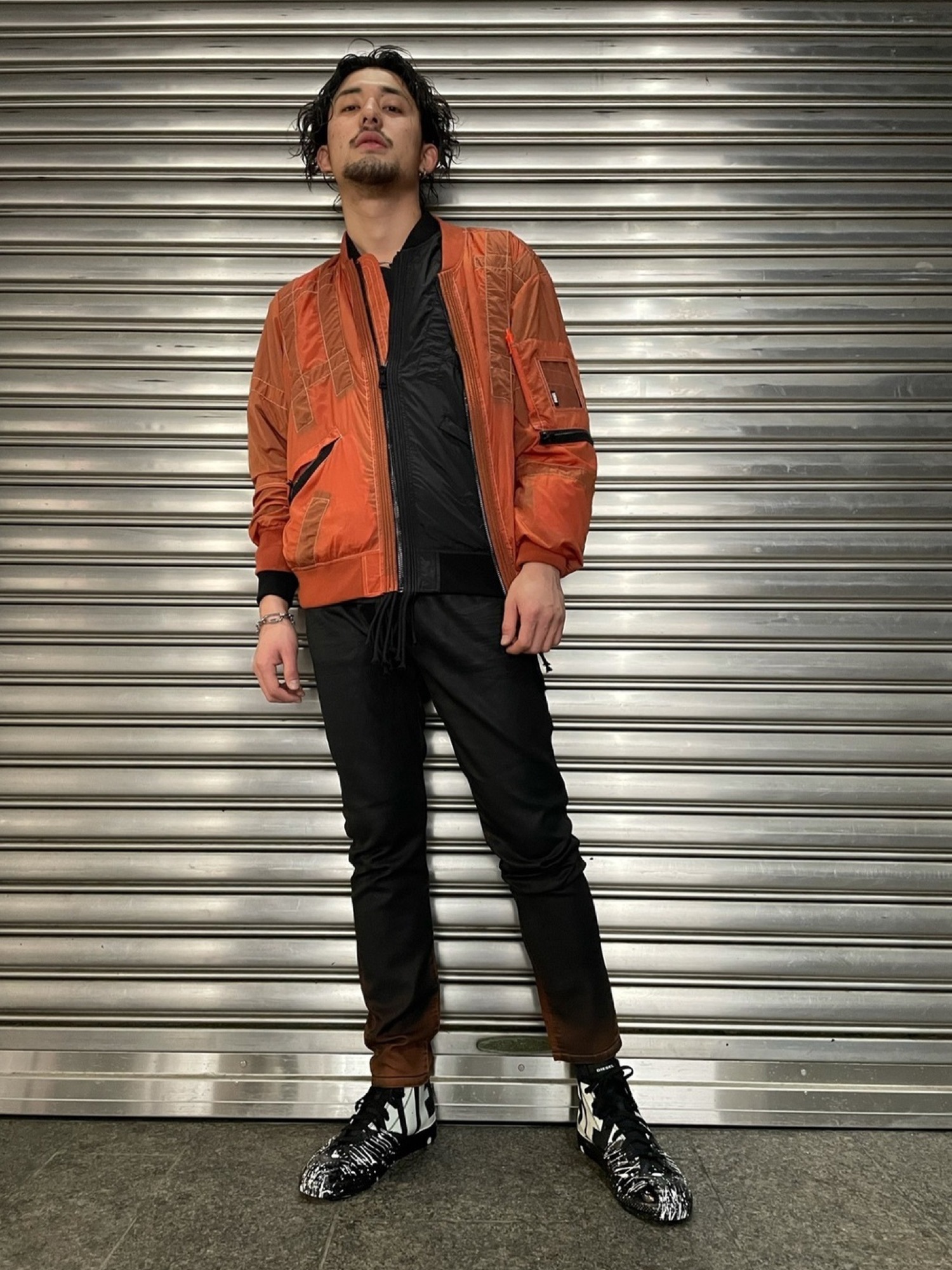 ジャケット/アウター（オレンジ系）を使った「黒パンツ」の人気