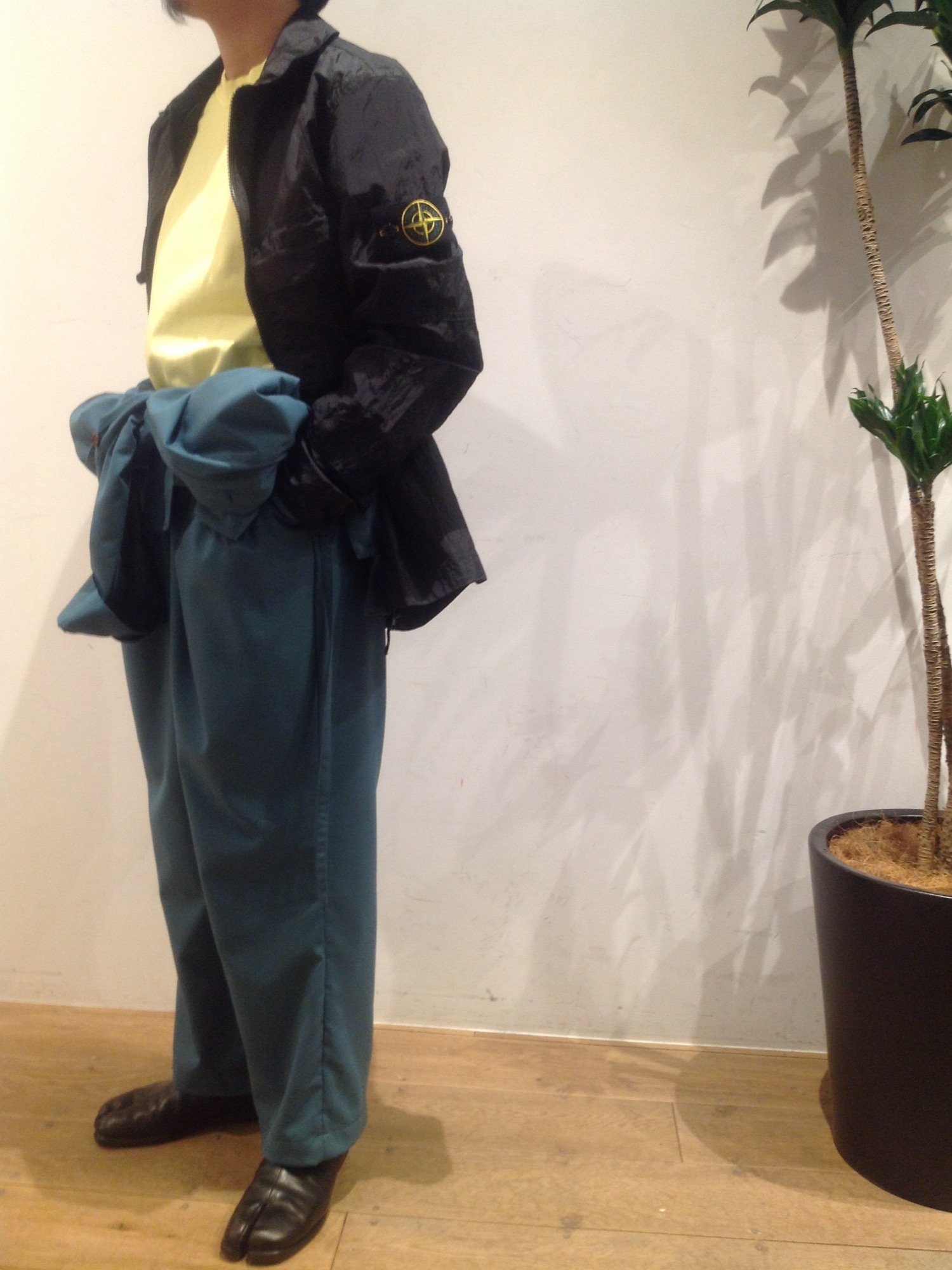 STONE ISLANDのスウェット（イエロー系）を使った人気ファッション 
