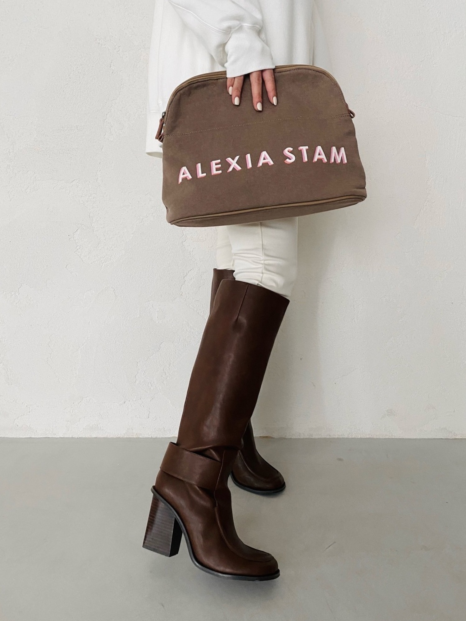 ALEXIA STAM（アリシアスタン）の「Contrast Logo Large Pouch