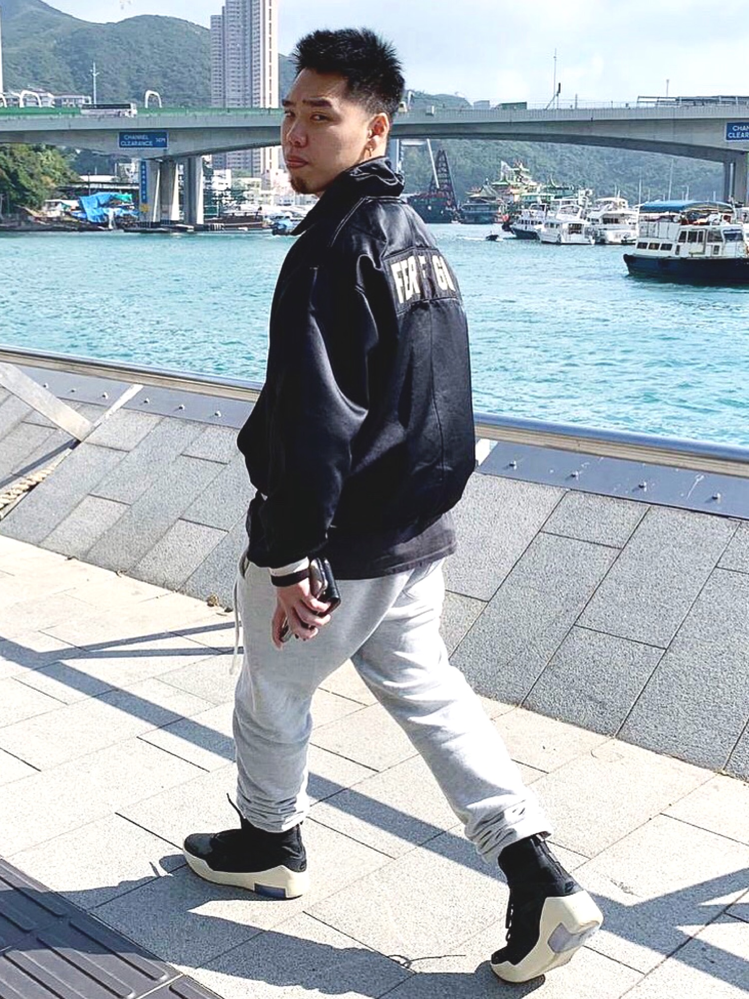 Fear of God Los Angelesのスタジャンを使った人気ファッション 