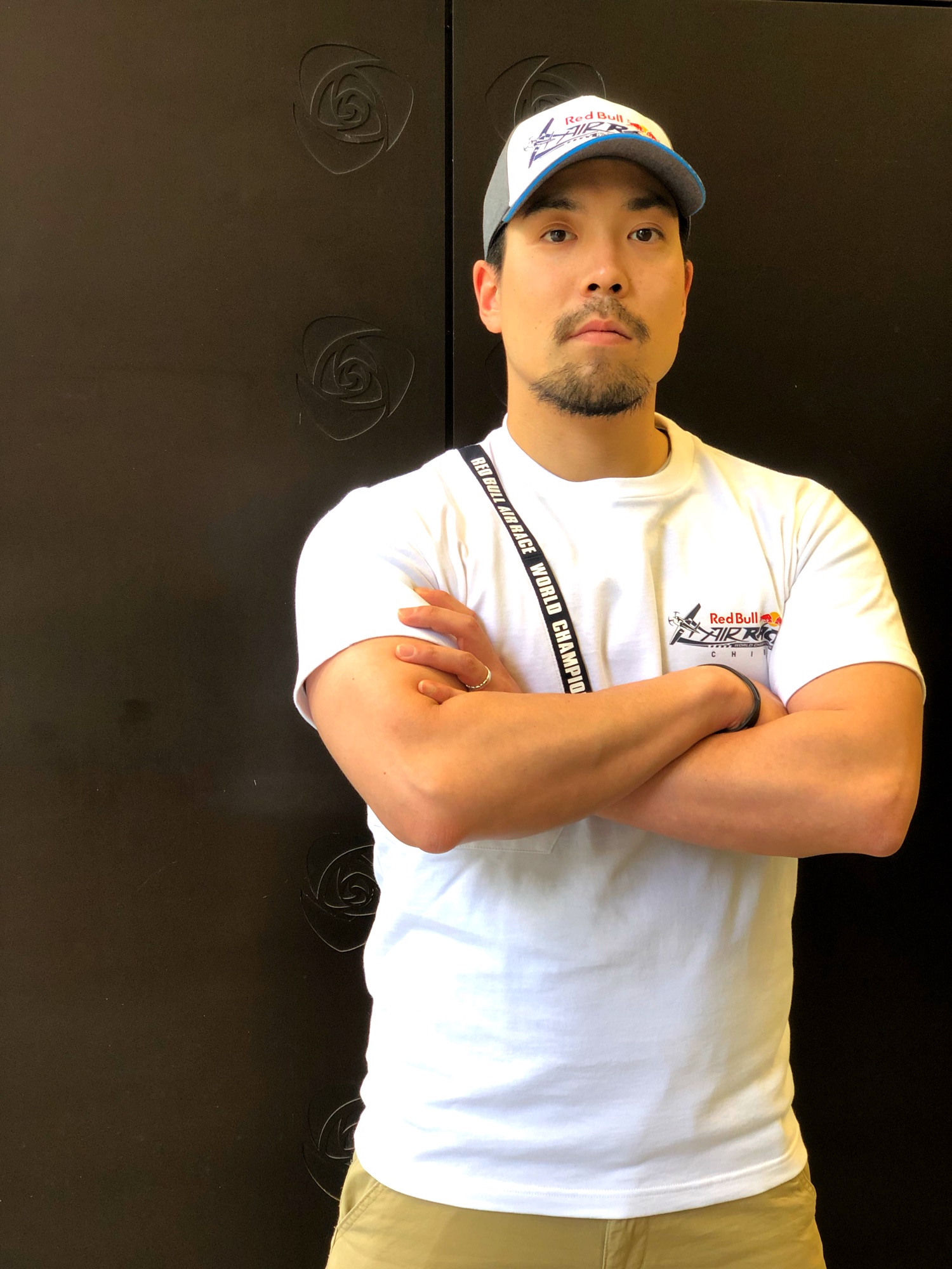 Red Bull Air Raceのキャップを使った人気ファッションコーディネート 