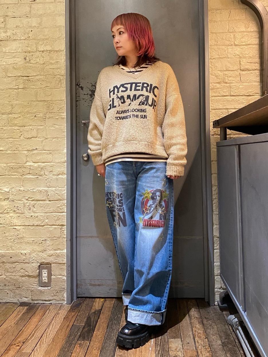 HYSTERIC GLAMOUR LOOKING AHEAD Vネックスウェット HYSTERIC GLAMOUR（ヒステリックグラマー）の「LOOKING AHEAD Vネック