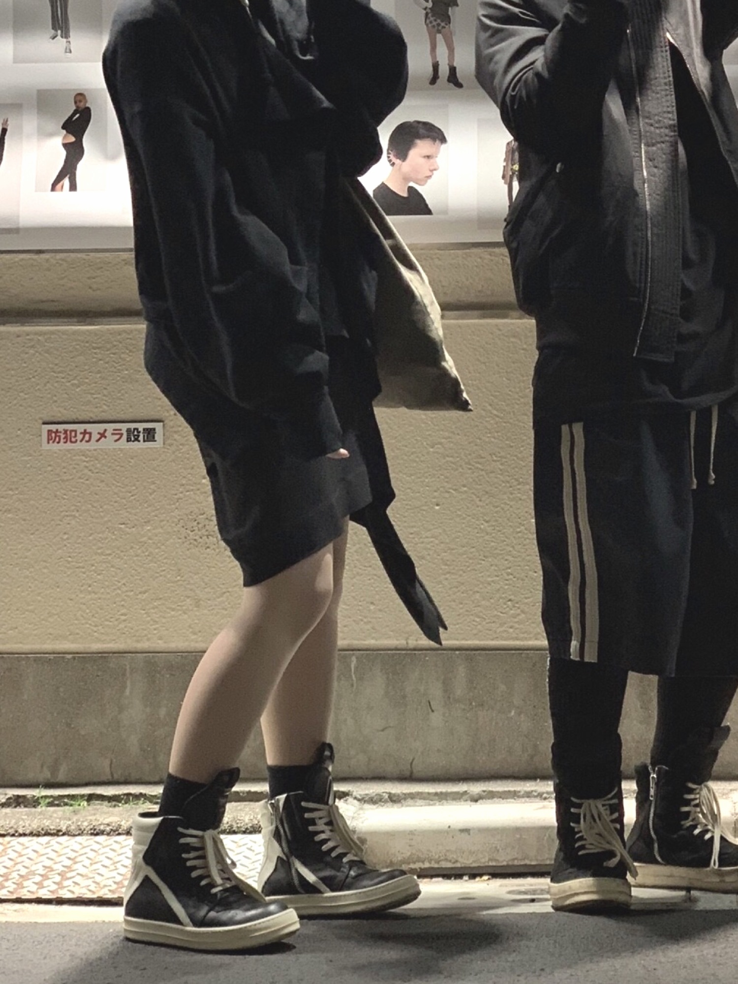【カジュアルコーデの格上げ】RICKOWENS スネーク スニーカー 25SS】 RICK OWENSを用いたモードストリートスタイル | 2081 | STORY