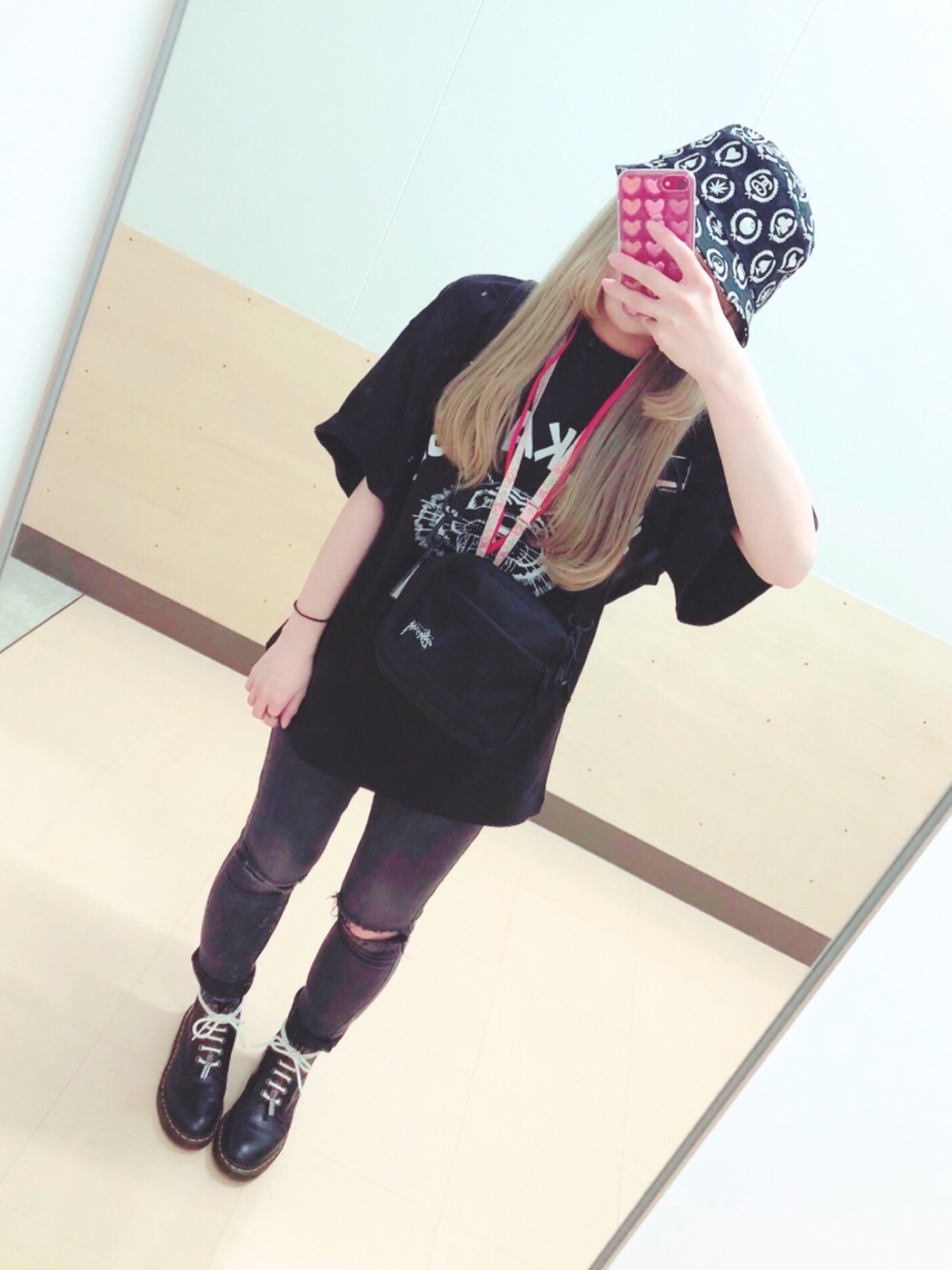 Dr. Martensのバッグを使った「ダメージデニムパンツ」の人気