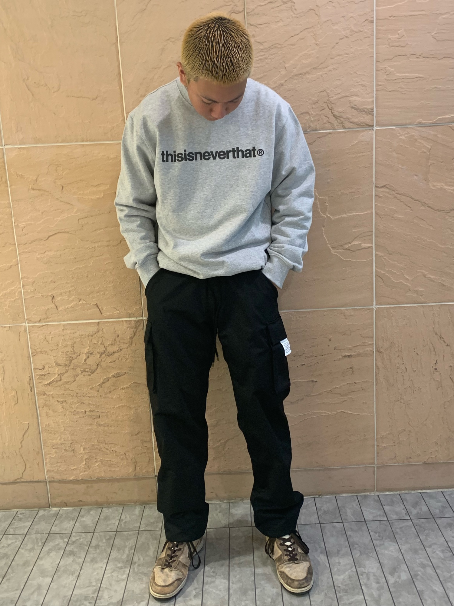 【タグ付き新品】thisisneverthat クルーネックスウェット　ブラック thisisneverthat T-Logo Crewneck KS1482 (thisisneverthat
