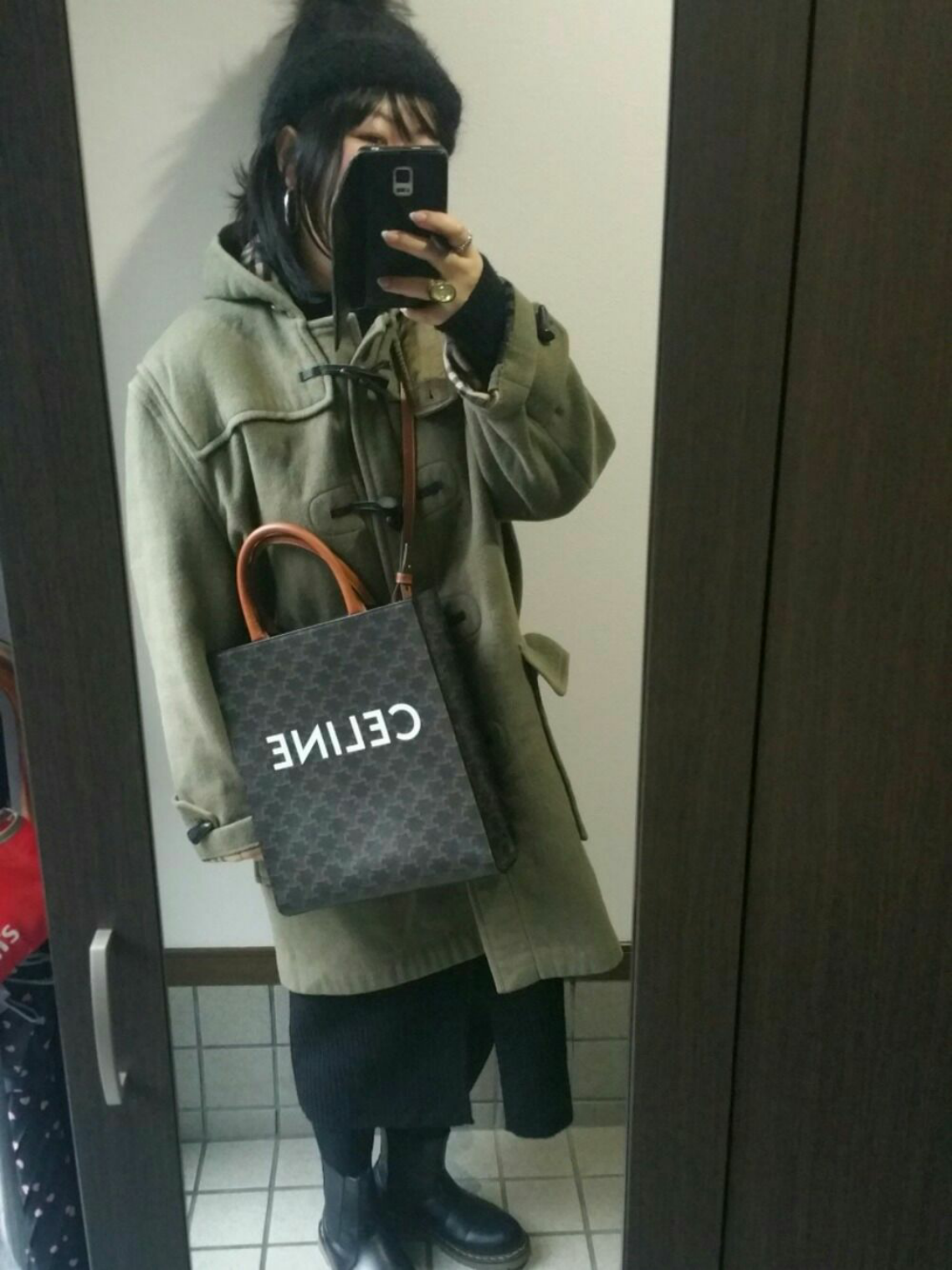 BURBERRYのダッフルコート（グリーン系）を使った人気ファッション