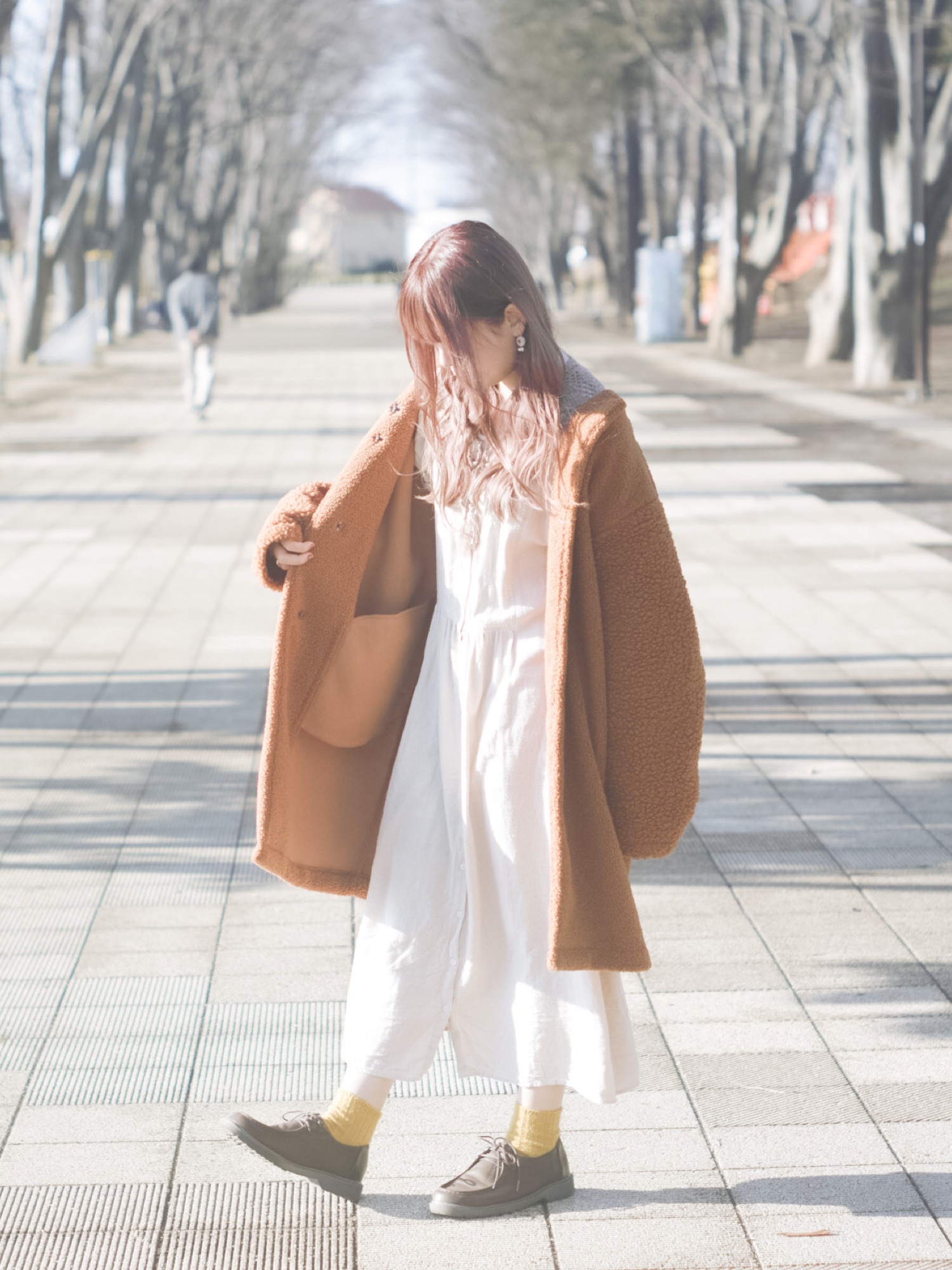 ジャケット/アウター（オレンジ系）を使った「白ワンピース」の