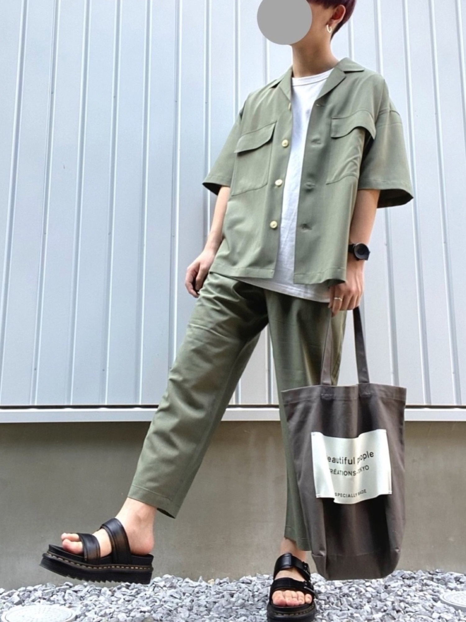 Dr. Martensのサンダルを使った「オリーブ」のメンズ人気ファッション