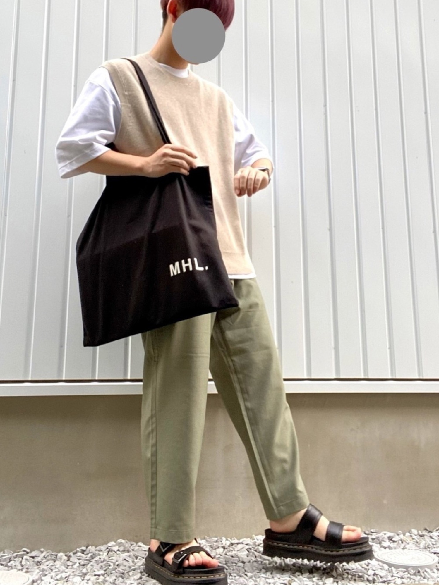 Dr. Martensのサンダルを使った「オリーブ」のメンズ人気ファッション