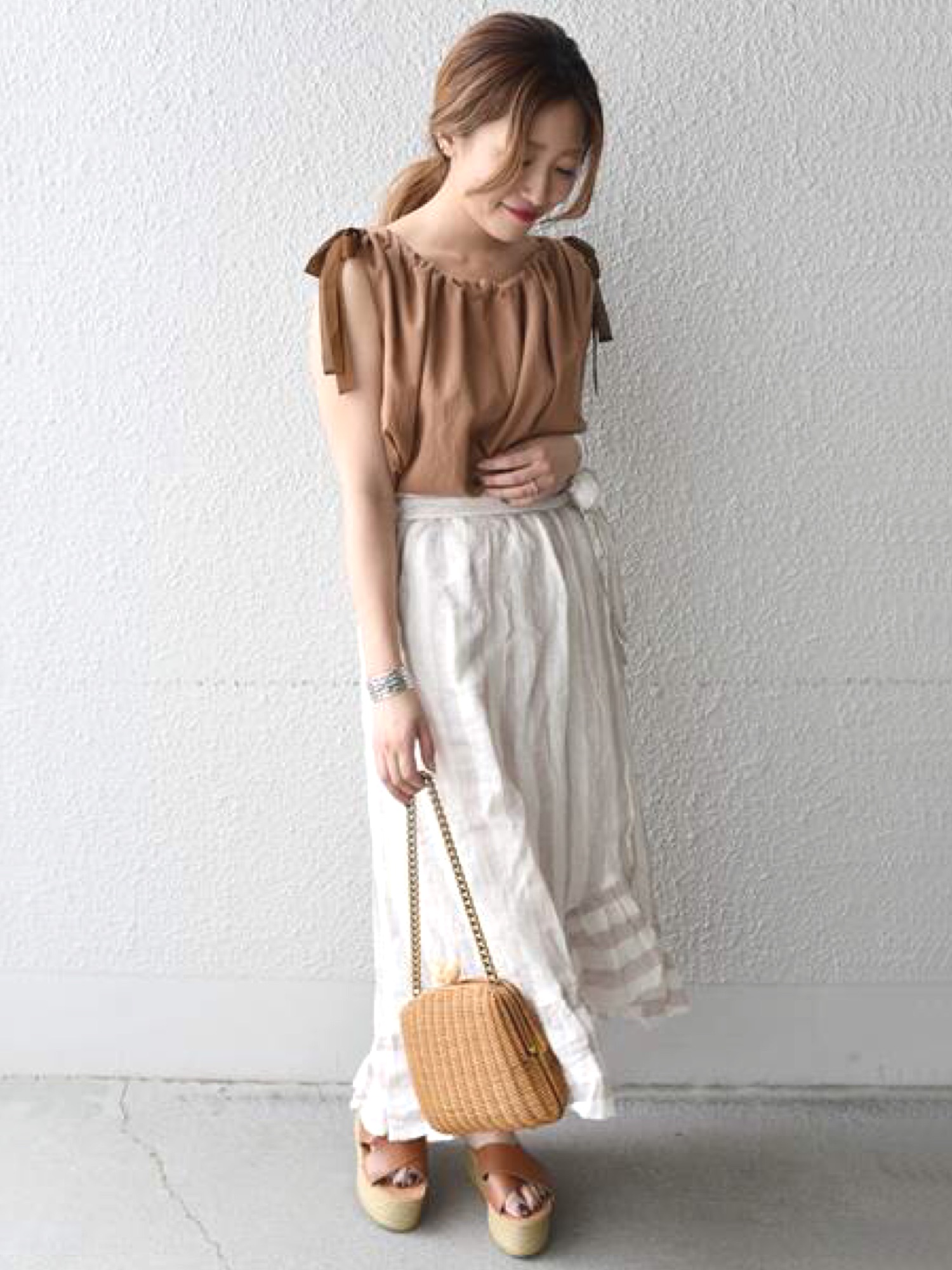 タグ付き新品  Khaju  リボンギャザーブラウス  キャメル Khaju（カージュ）の「Khaju:リボンギャザーブラウス（シャツ/ブラウス