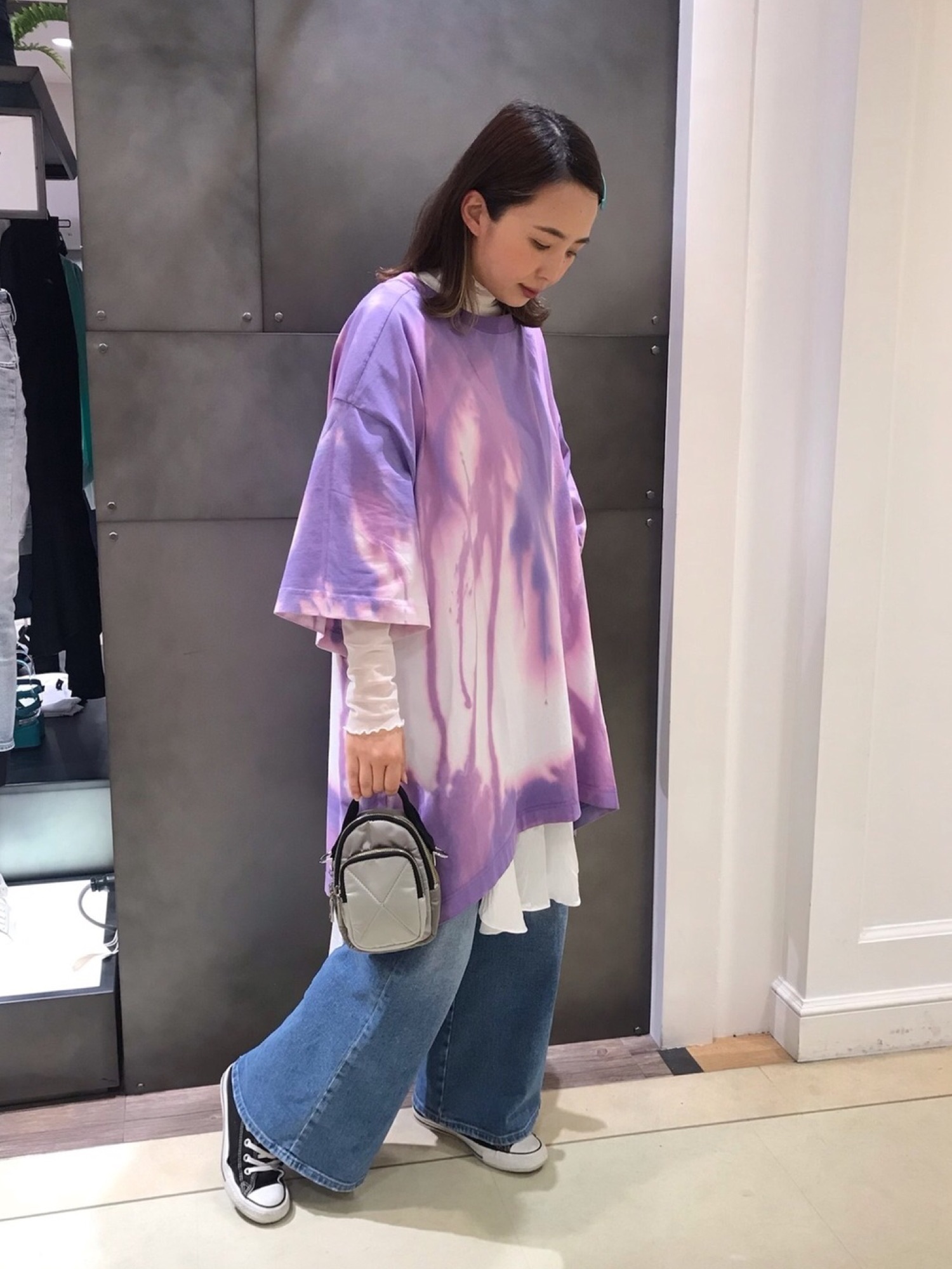 DIESELのデニムパンツを使った「シースルートップス」の人気