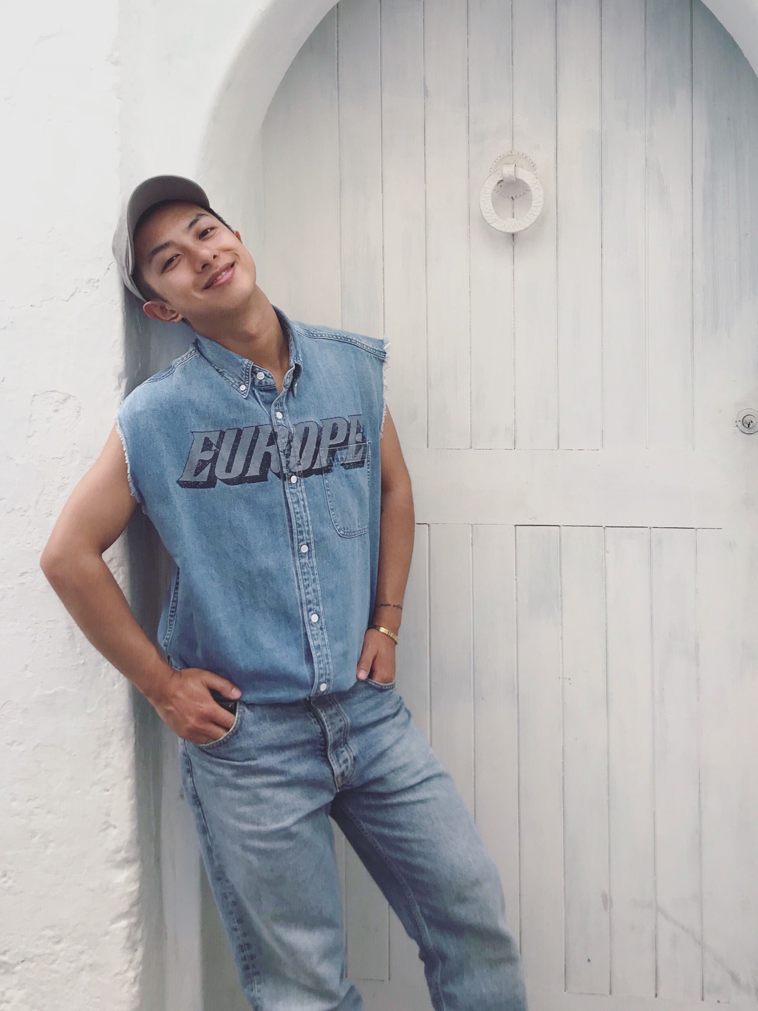 BALENCIAGAのタンクトップを使ったメンズ人気ファッション