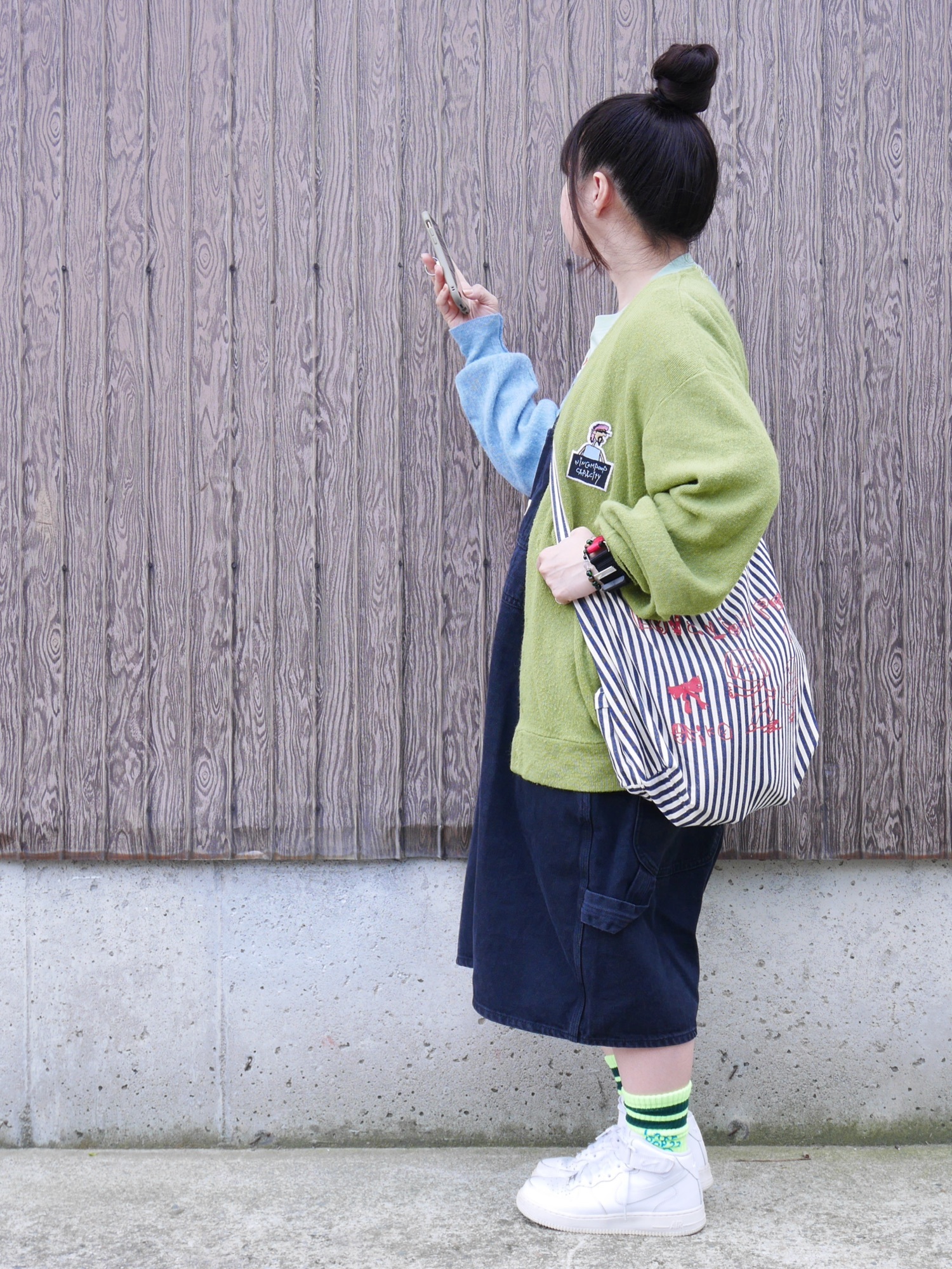 緑色ジャケットとグレーオーバーオールセット