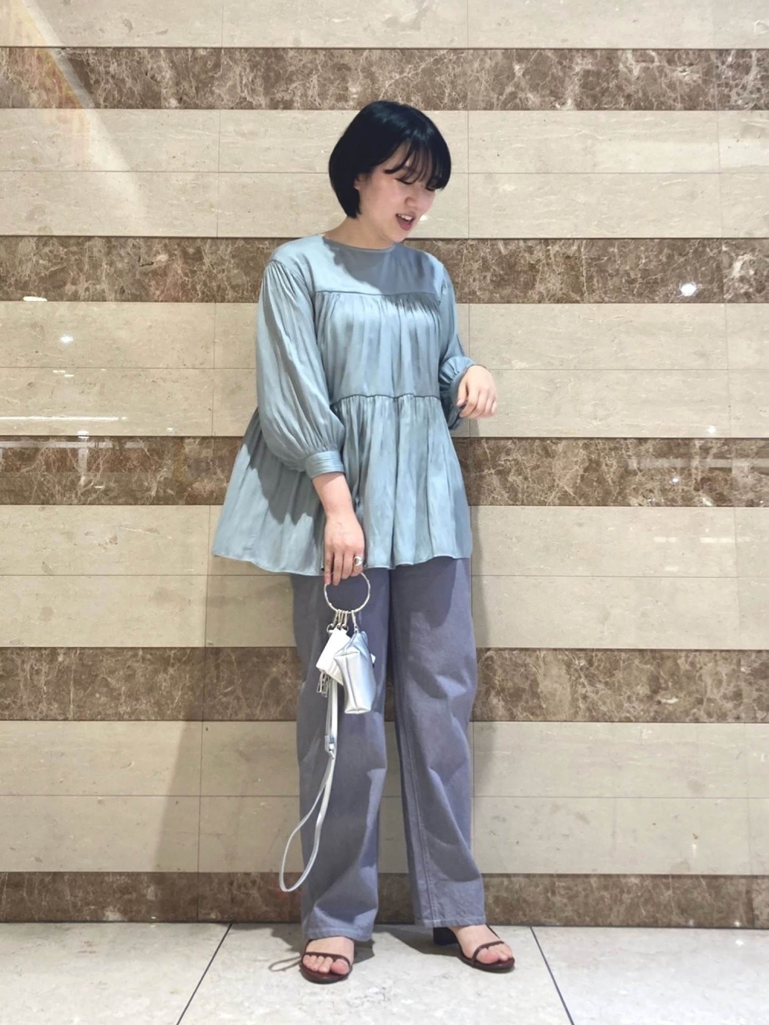 アーバンリサーチ*ヴィンテージサテンティアードギャザーブラウス*グレージュ アーバンリサーチ ヴィンテージサテンティアードギャザーブラウス 大人