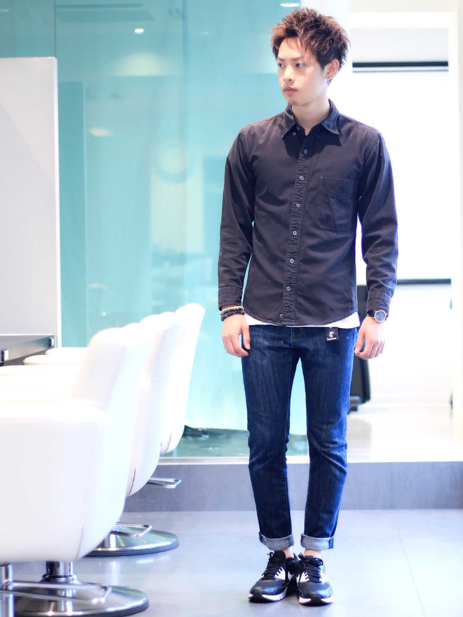 Supreme のアイテムを使った「黒シャツ」のメンズ人気ファッション