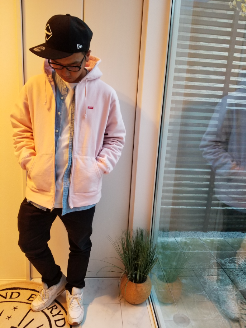 Supreme のパーカーを使った「デニムシャツ」の人気ファッション