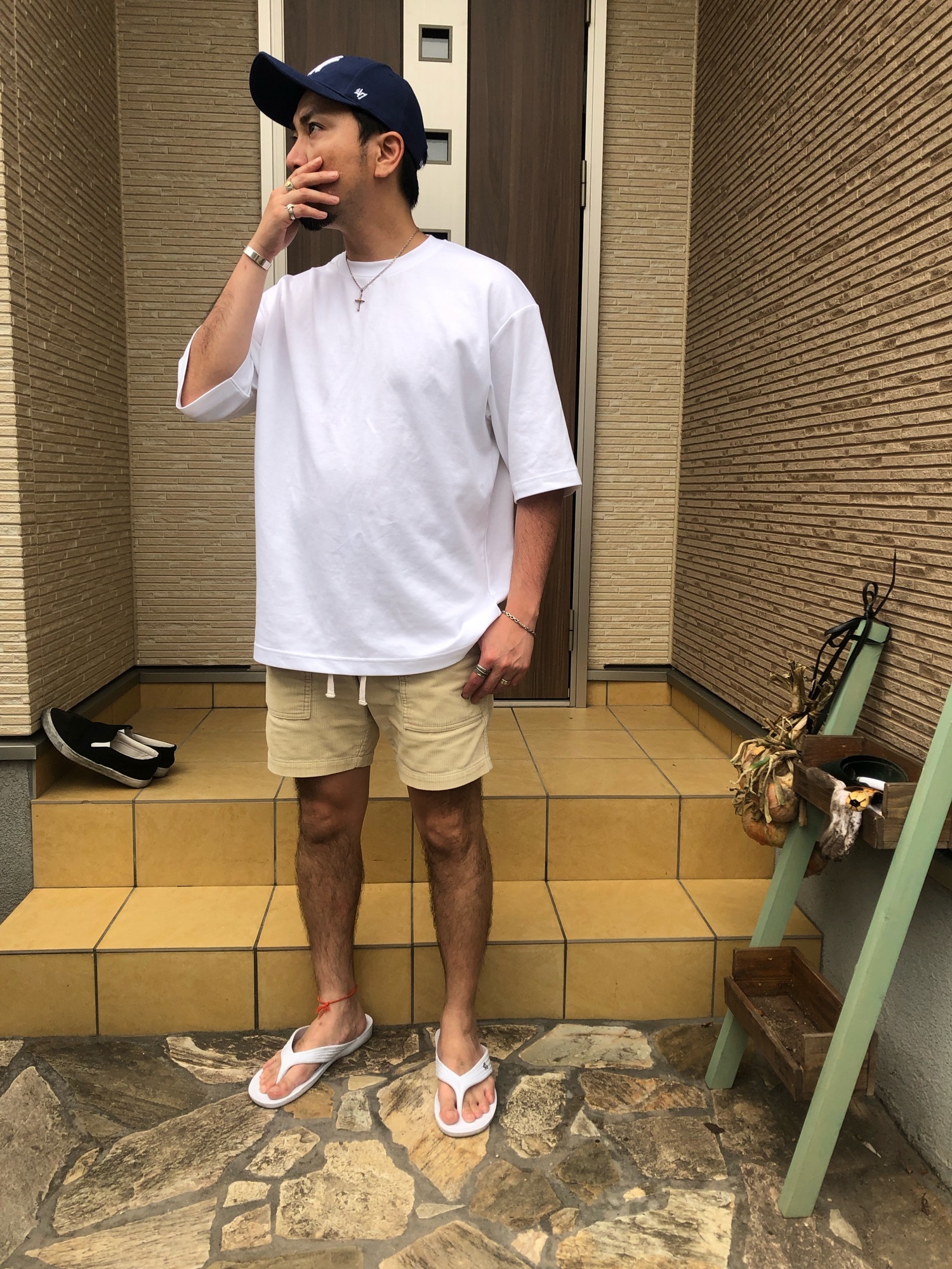 サンダルを使った「Tシャツ短パン」の人気ファッション