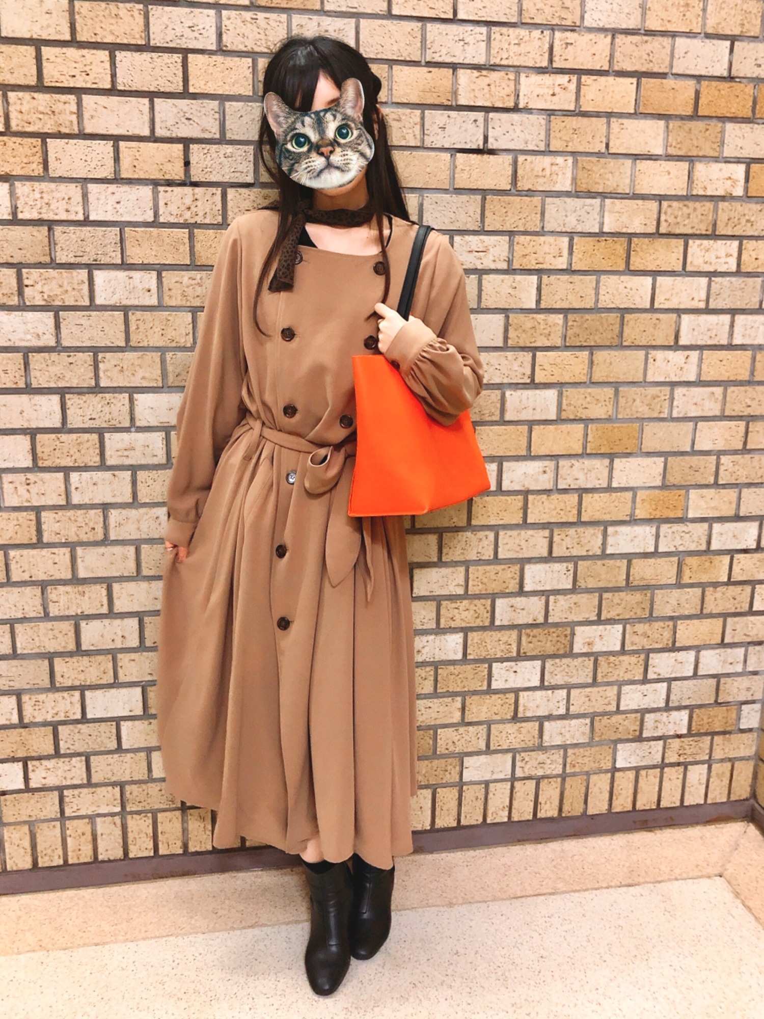 FURLAのトートバッグ（オレンジ系）を使った人気ファッション
