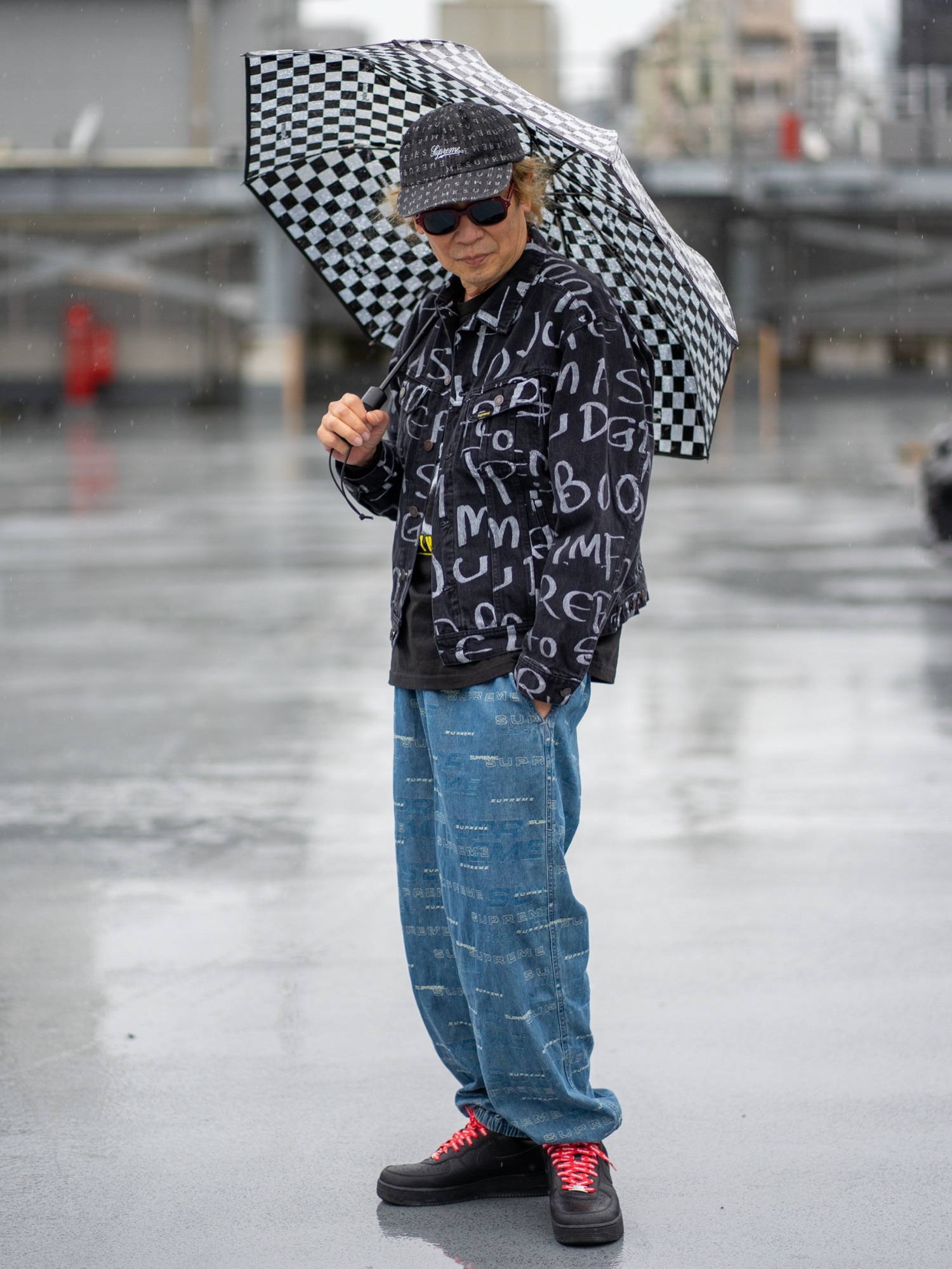 Supreme の折りたたみ傘を使ったメンズ人気ファッション 