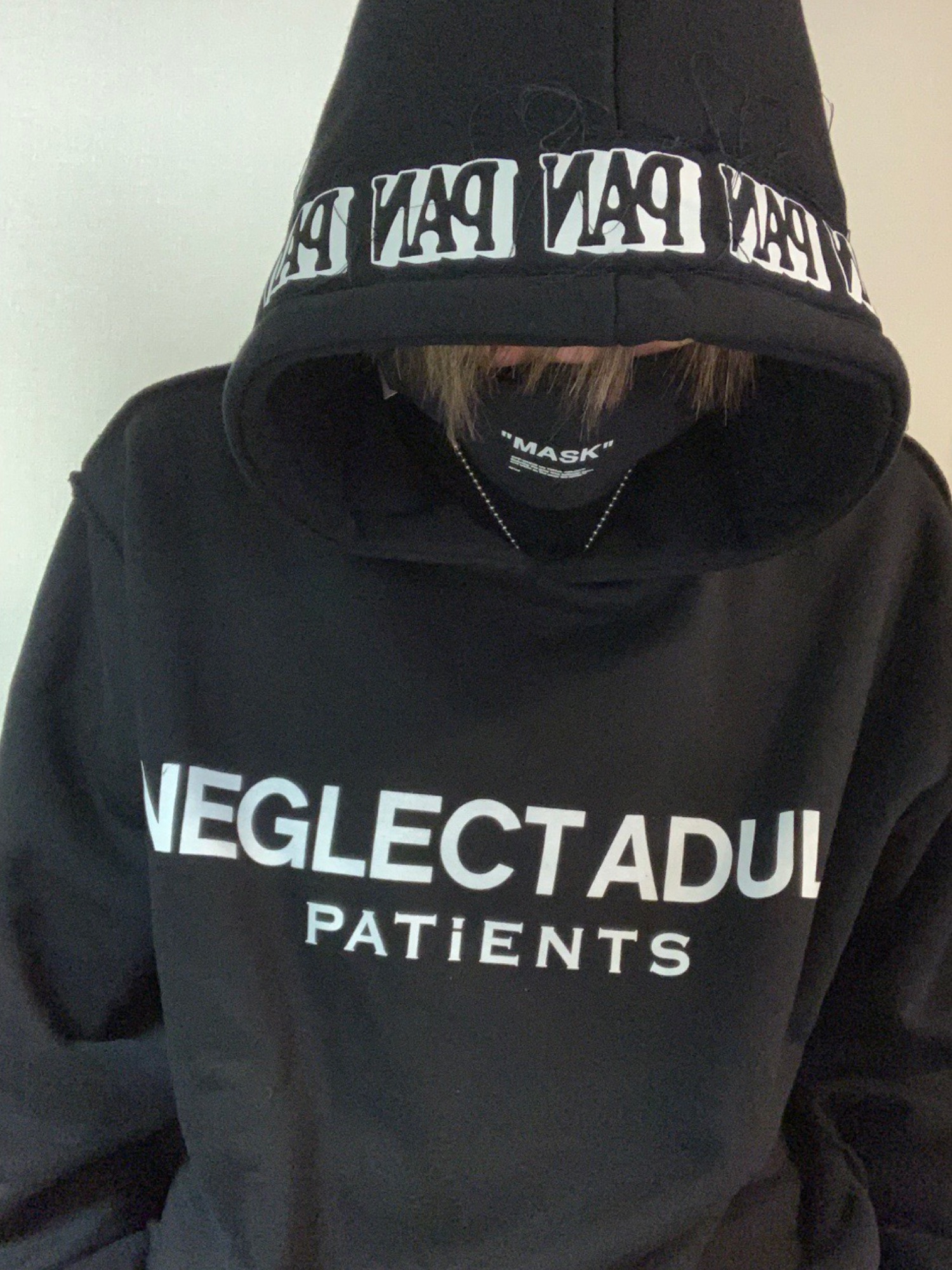 NEGLECT ADULT PATiENTSのパーカーを使った人気ファッション