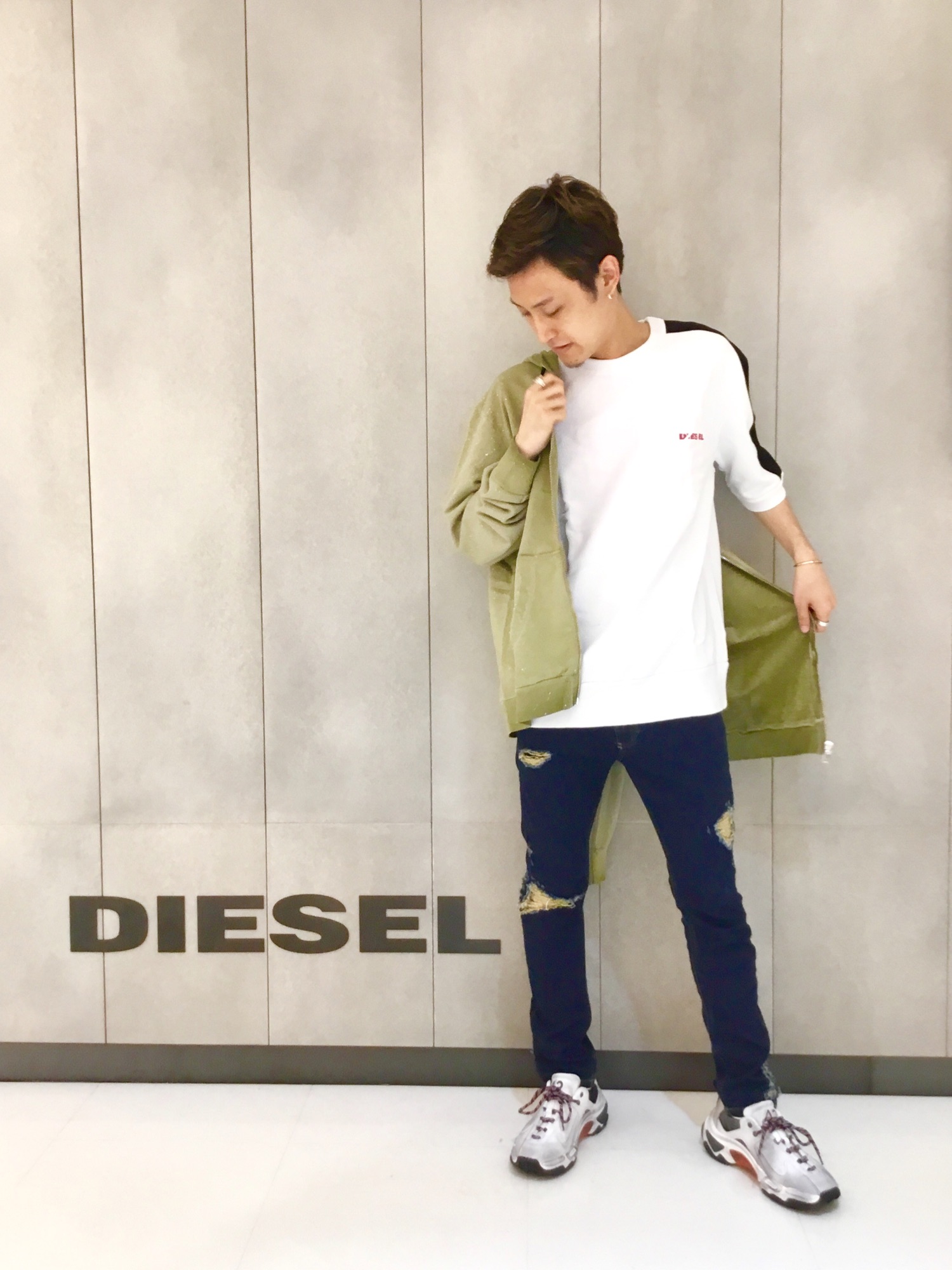 DIESELのスウェットを使った「ダメージデニムパンツ」のメンズ人気 