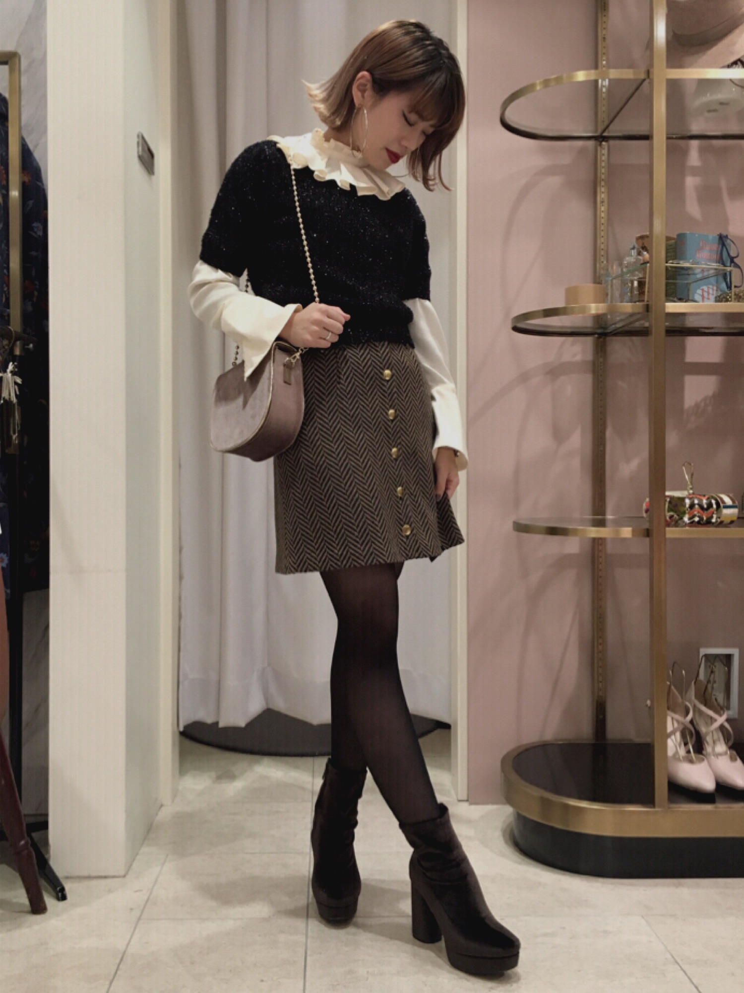 美品 Lily Brown フリル衿サテンブラウス LILY BROWN（リリーブラウン）の「フリル衿サテンブラウス（シャツ