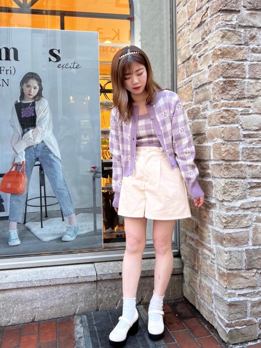 タックレザーショートパンツを使ったショップスタッフの タックレザーショートパンツを使ったショップスタッフの