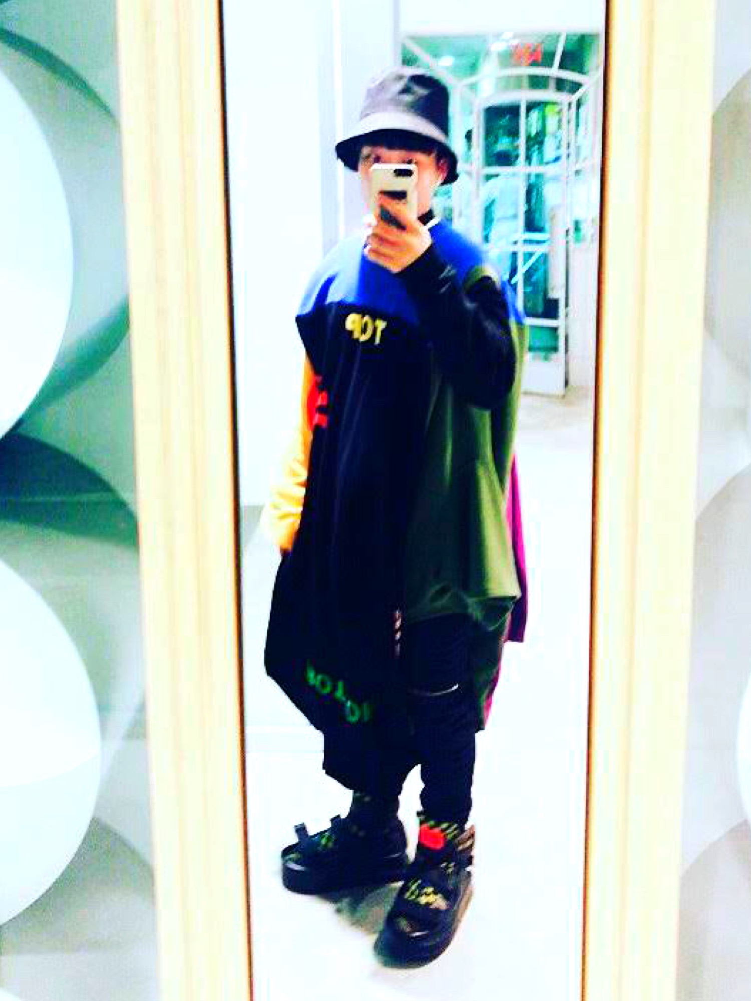 WALTER VAN BEIRENDONCKのスウェットを使った人気ファッション 