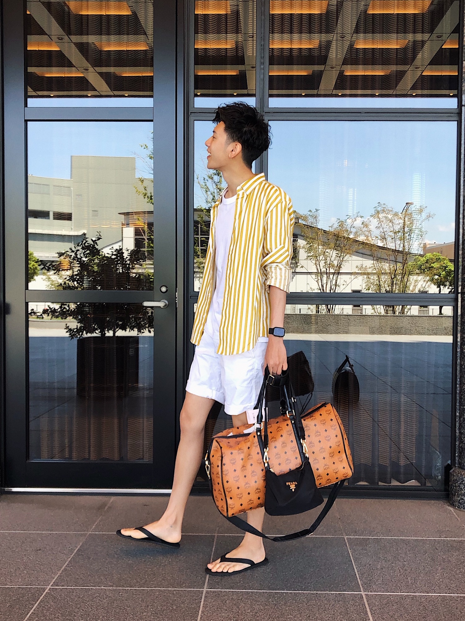 MCMのボストンバッグ（ブラウン系）を使ったメンズ人気ファッション