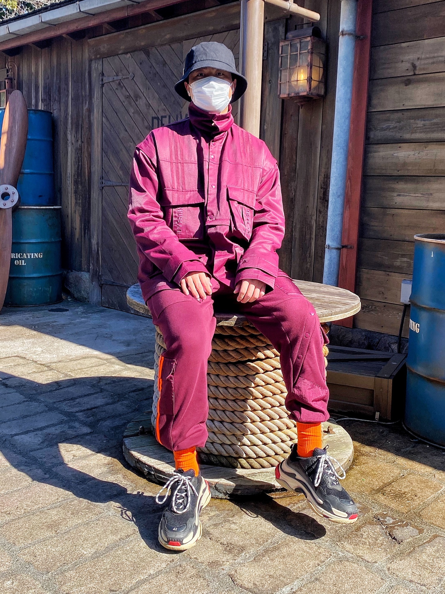 adidasのカーゴパンツを使った「韓国ファッション」の人気