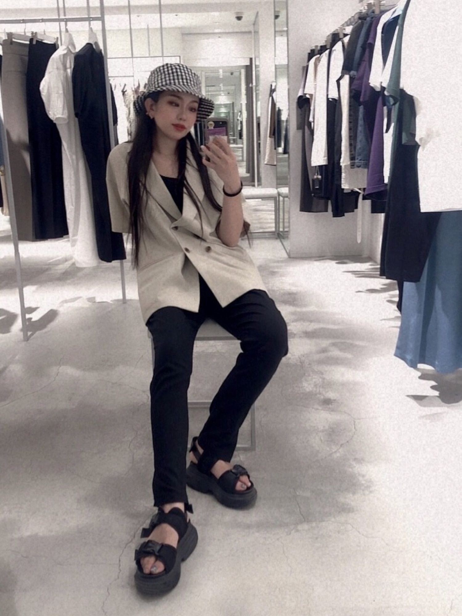 ISSEY MIYAKEのタンクトップを使った人気ファッションコーディネート