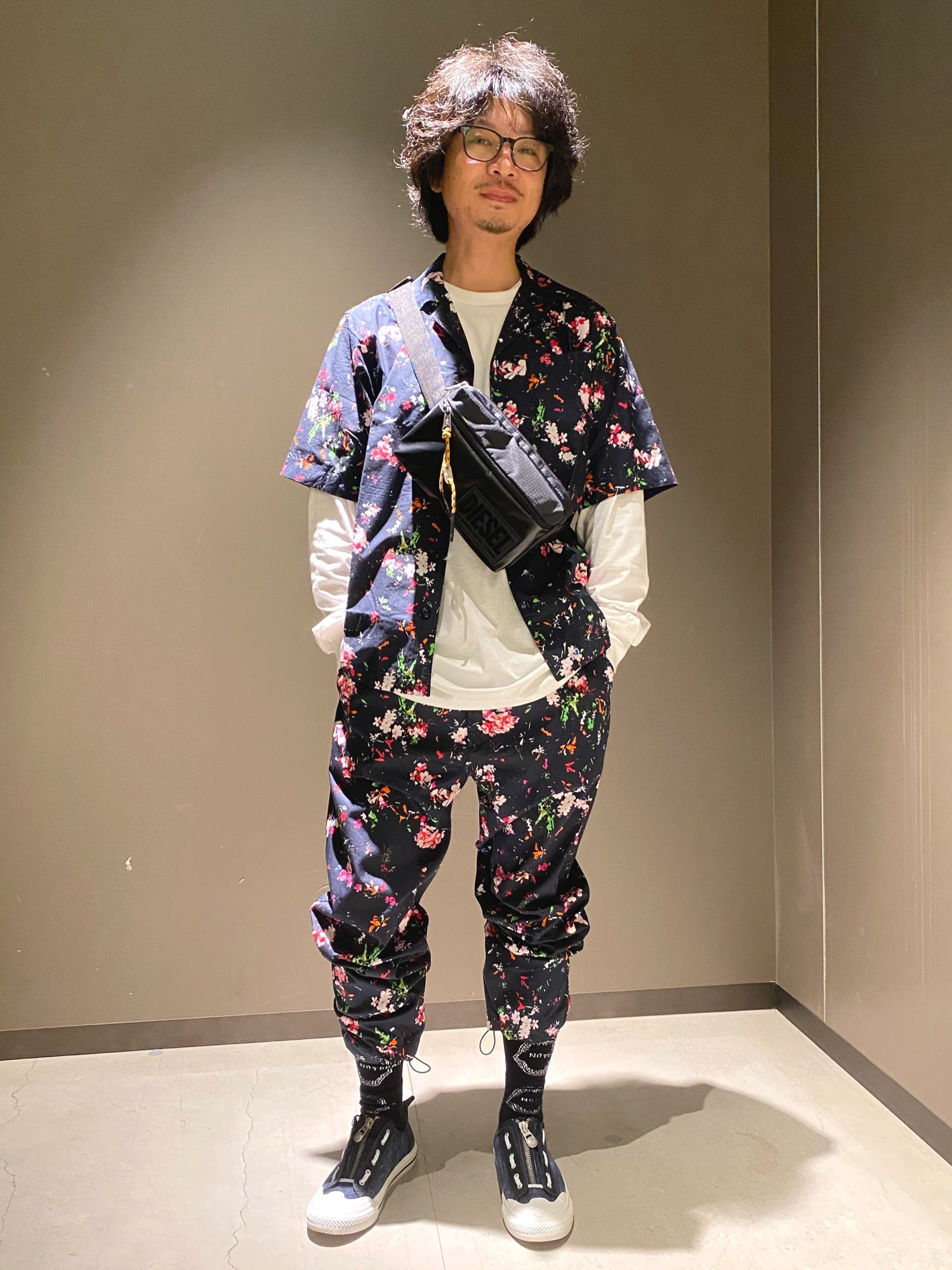 DIESEL（ディーゼル）の「メンズ パンツ イージー フラワープリント 