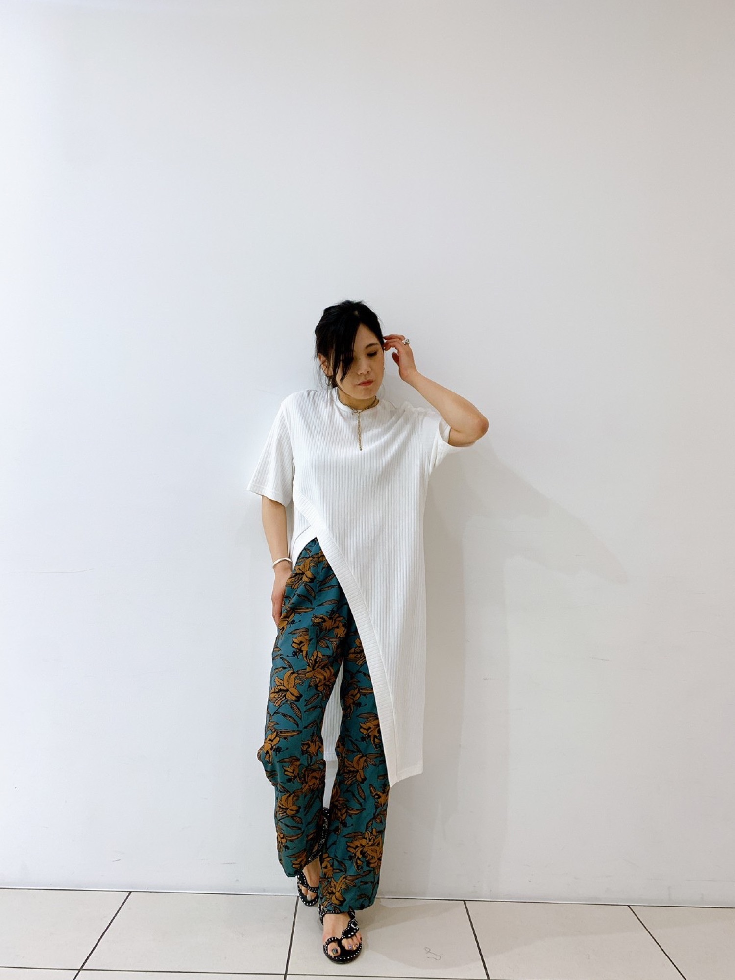 UJOH（ウジョー）の「Ujoh（ウジョ―）アシンメトリーカットオフTシャツ