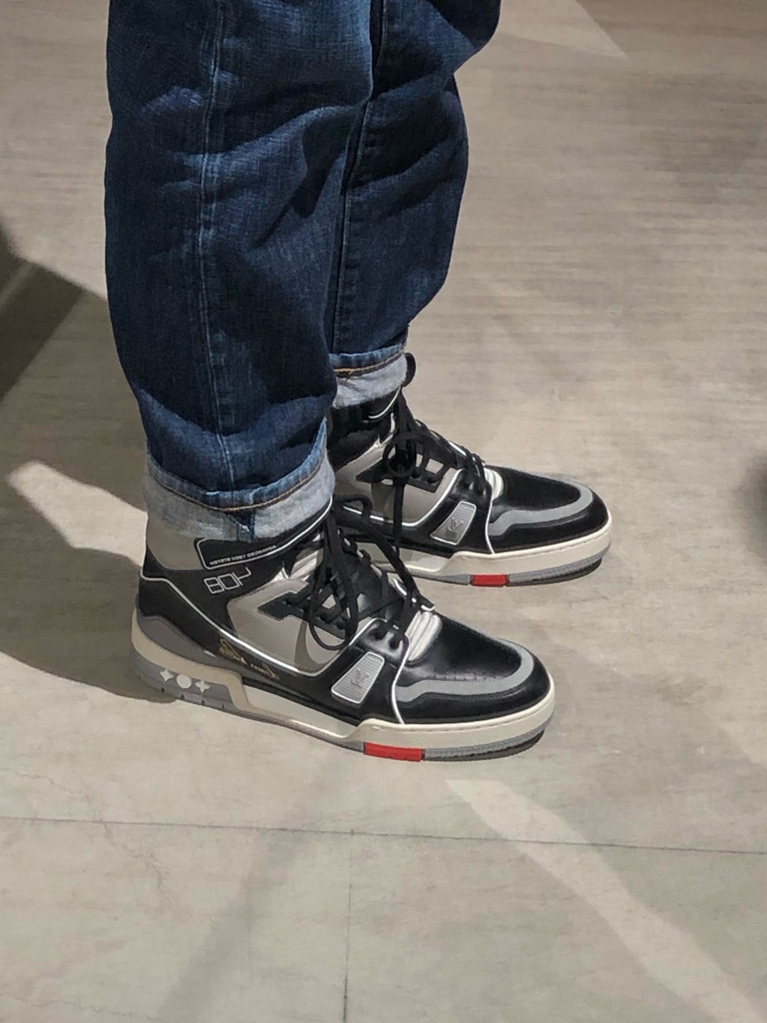 LOUIS VUITTONのスニーカーを使った人気ファッション