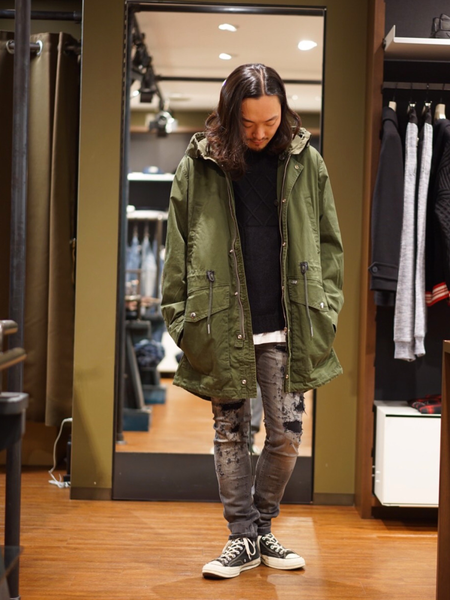 DIESELのモッズコートを使った「スキニーデニム」の人気ファッション 