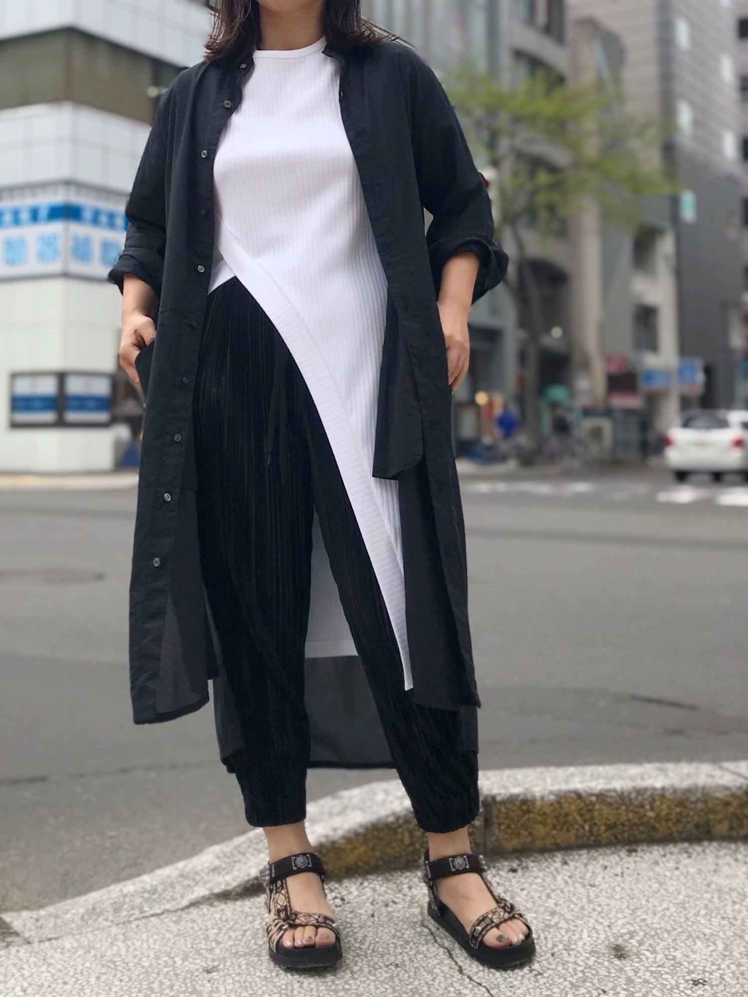UJOH（ウジョー）の「Ujoh（ウジョ―）アシンメトリーカットオフTシャツ