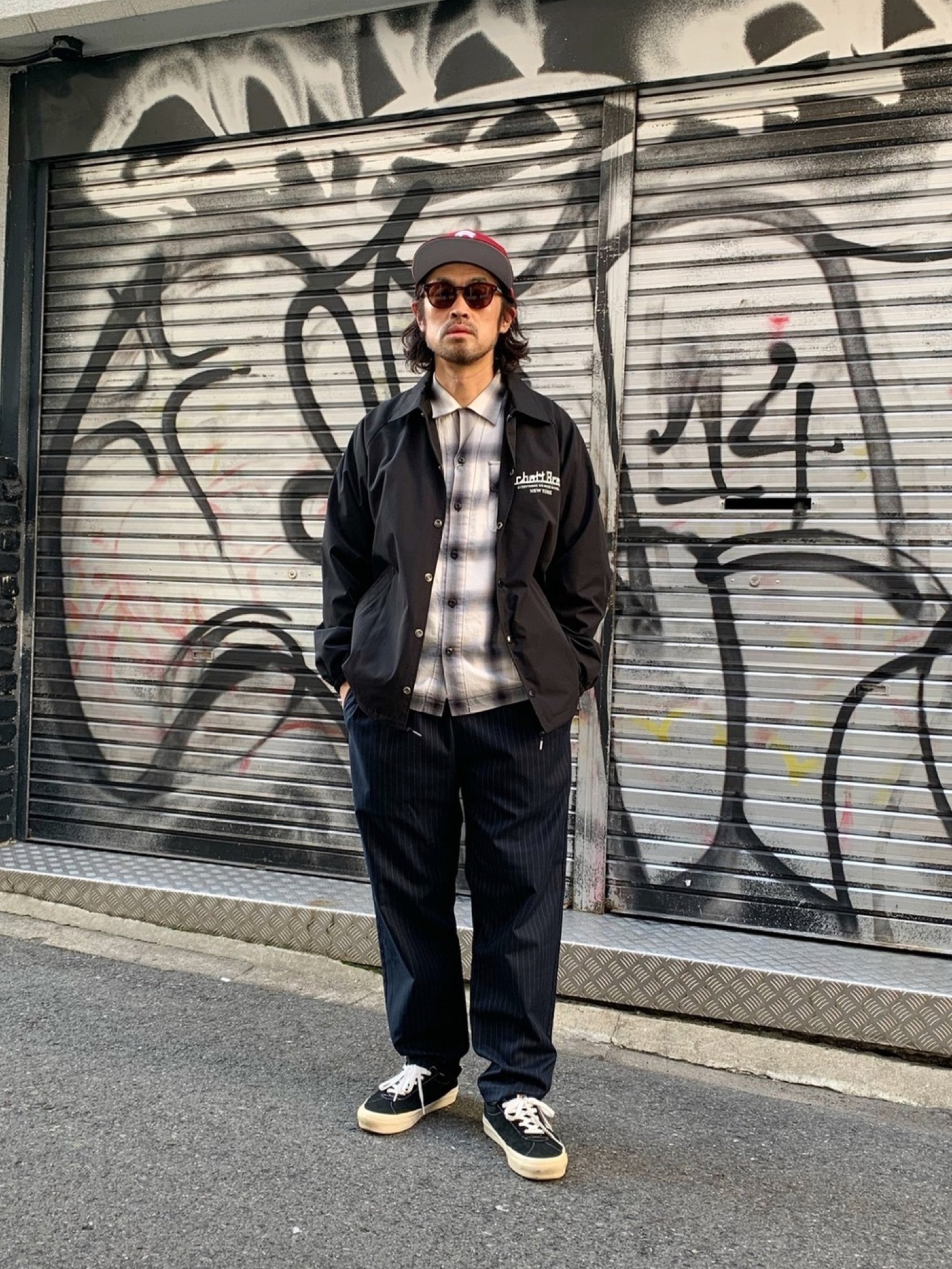 schottのナイロンジャケットを使った「チェックシャツ」の人気