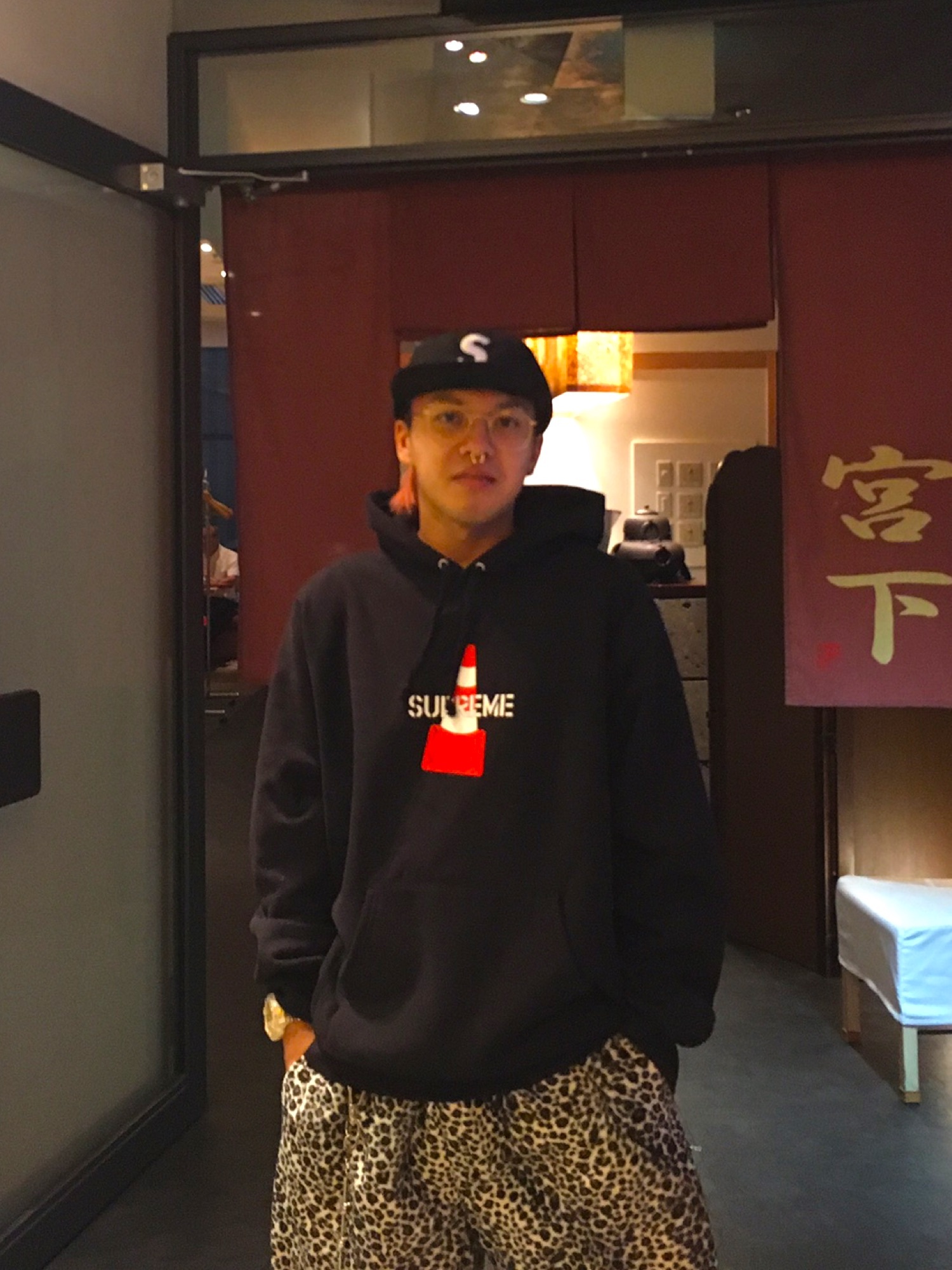 Supreme のアイテムを使った「ヒョウ柄パンツ」のメンズ人気