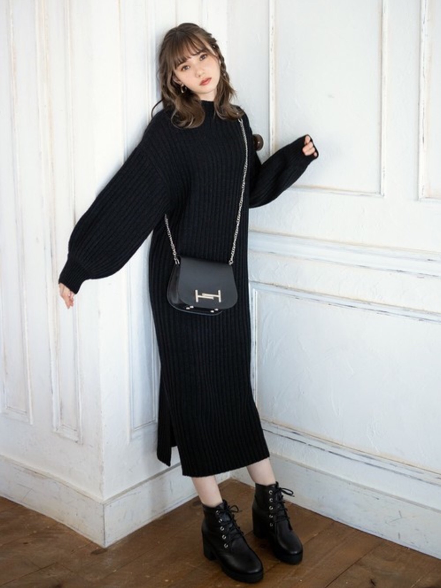 ハイネックニットワンピースを使った人気ファッションコーディネート  