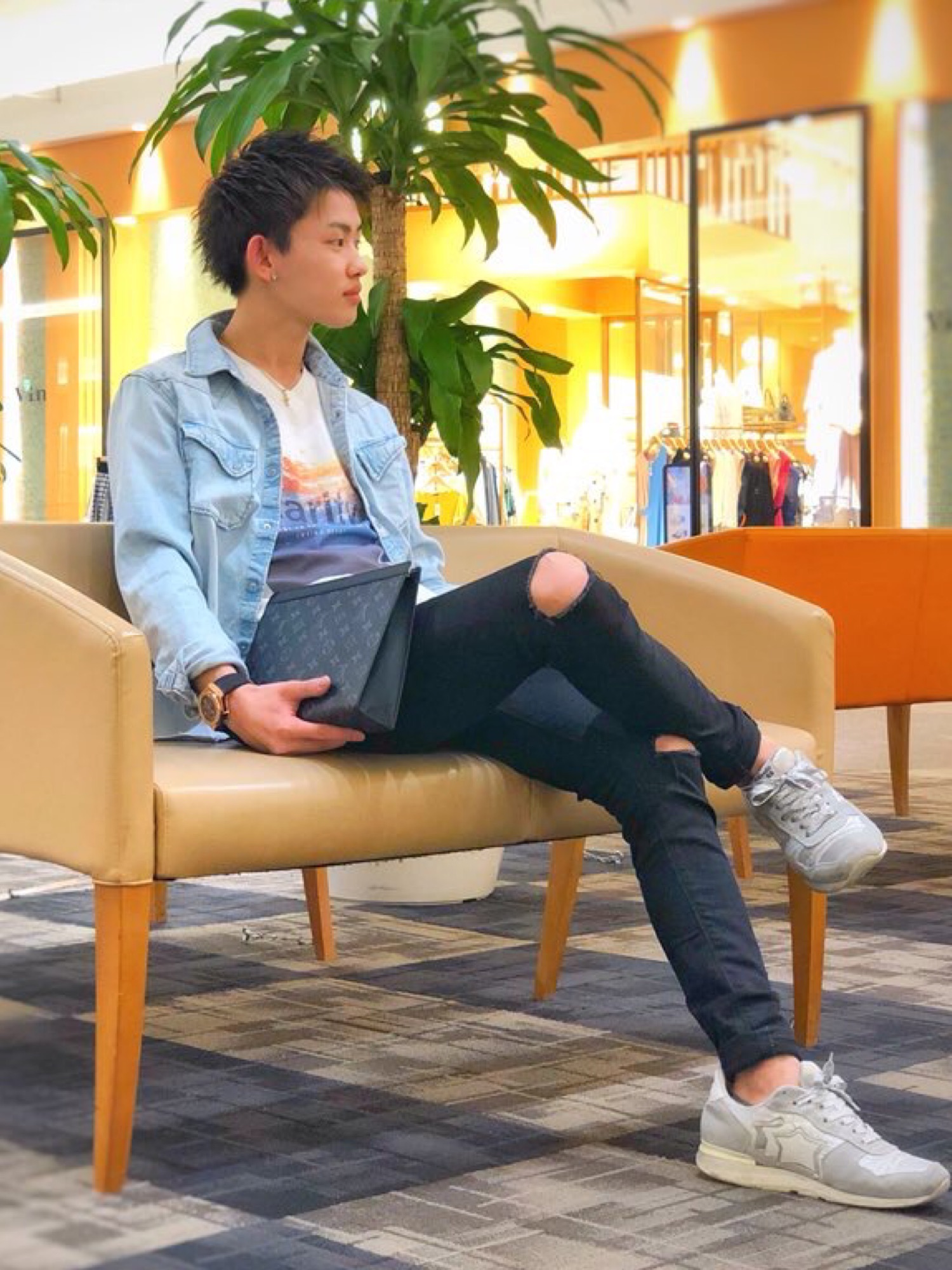 LOUIS VUITTONのクラッチバッグを使った人気ファッション