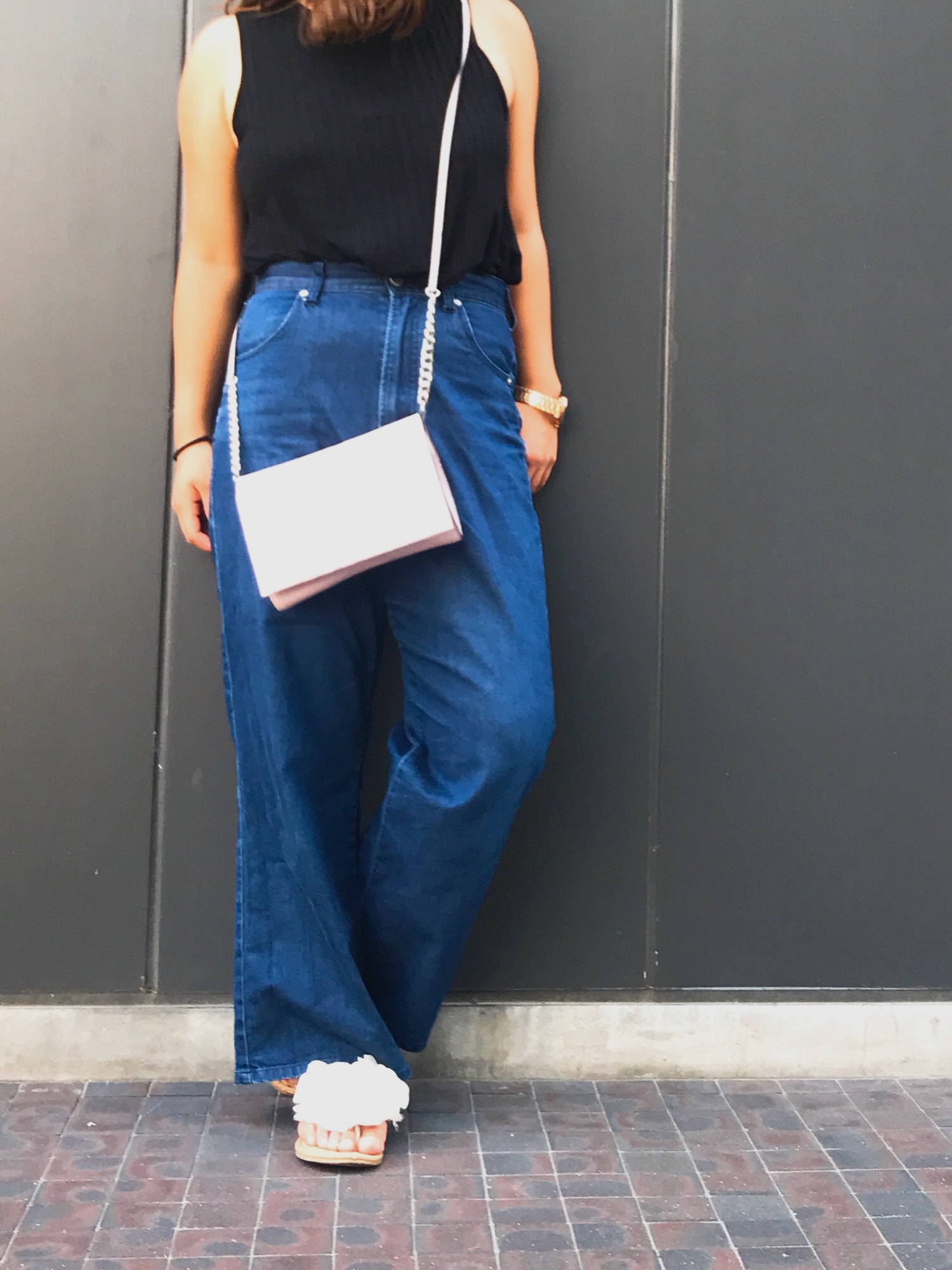 Calvin Klein PLATINUMのショルダーバッグを使った人気ファッション 