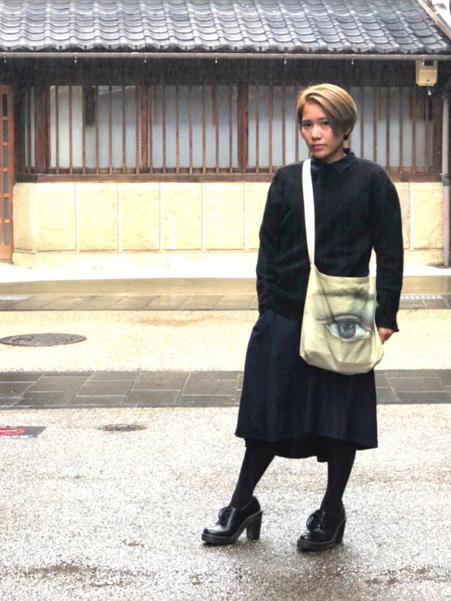 John Derianのショルダーバッグを使った人気ファッション 