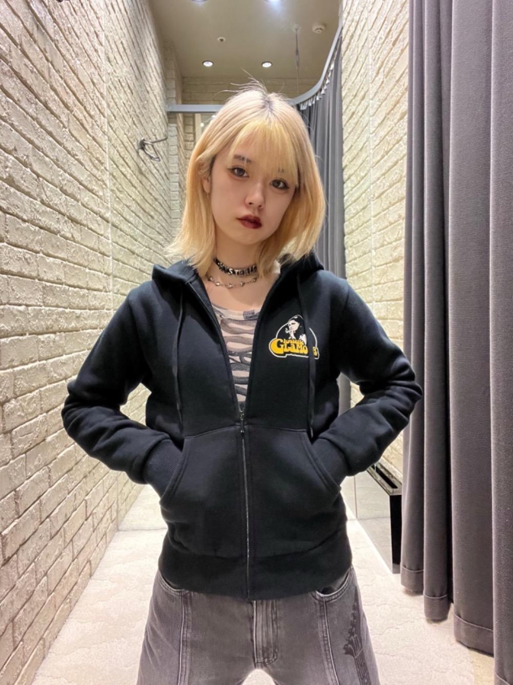 【ヒステリックグラマー】スモーキング　ガール　ショート丈　フルジップ　パーカー HYSTERIC GLAMOUR（ヒステリックグラマー）の「SMOKING GIRL