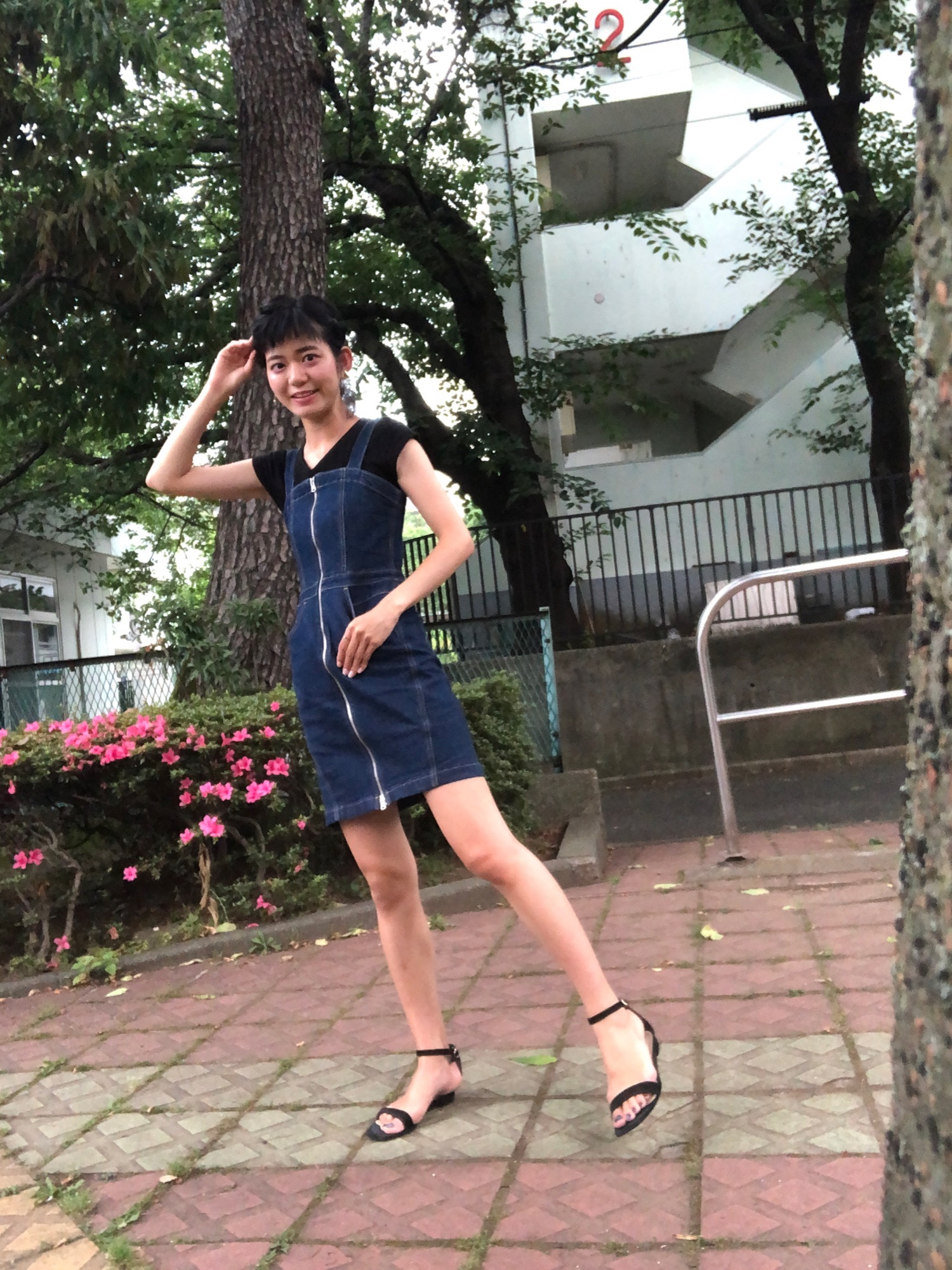 Levi'sのジャンパースカートを使った人気ファッション