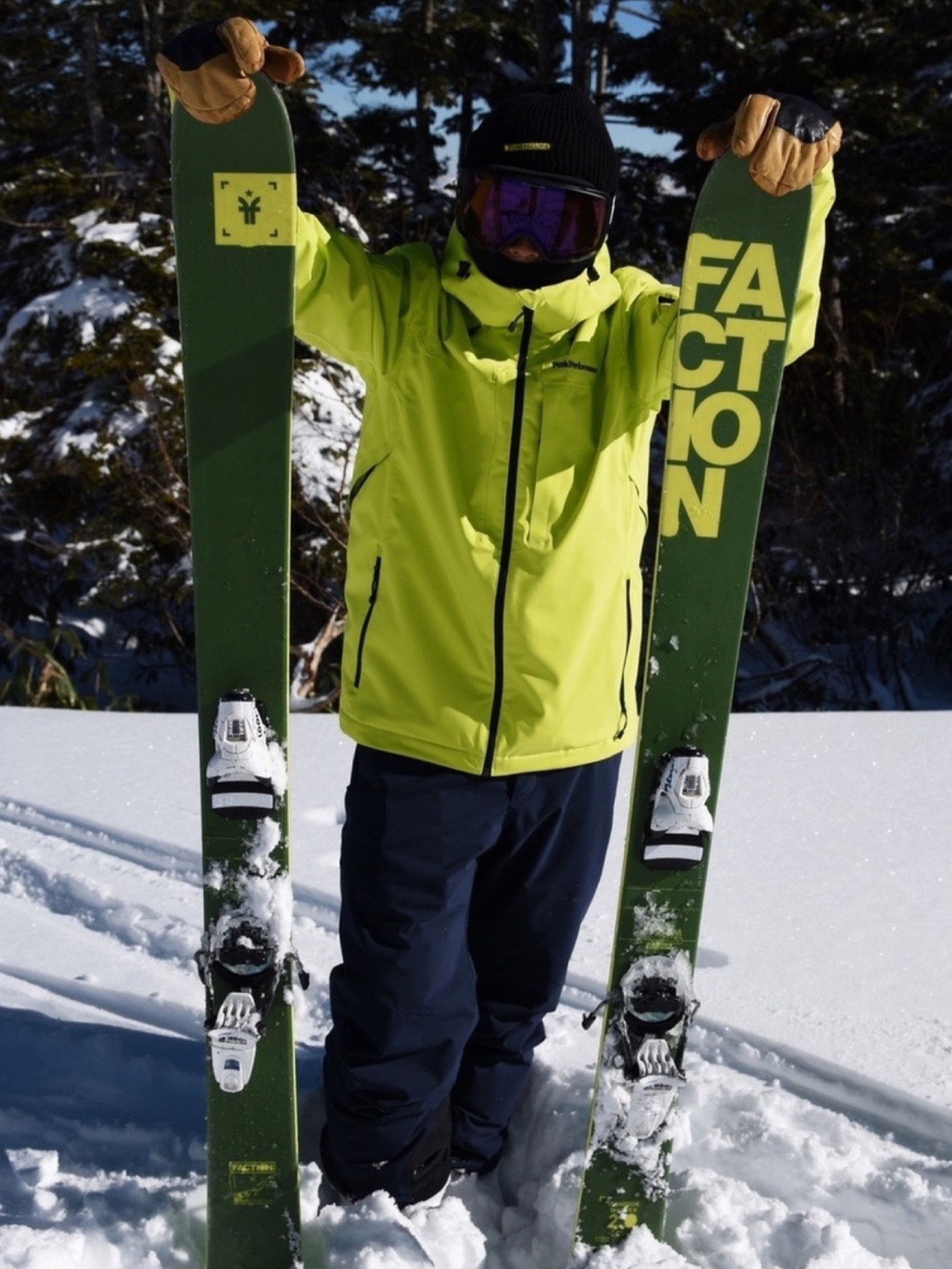 イエロー系のアイテムを使った「スキーウェア」の人気ファッション