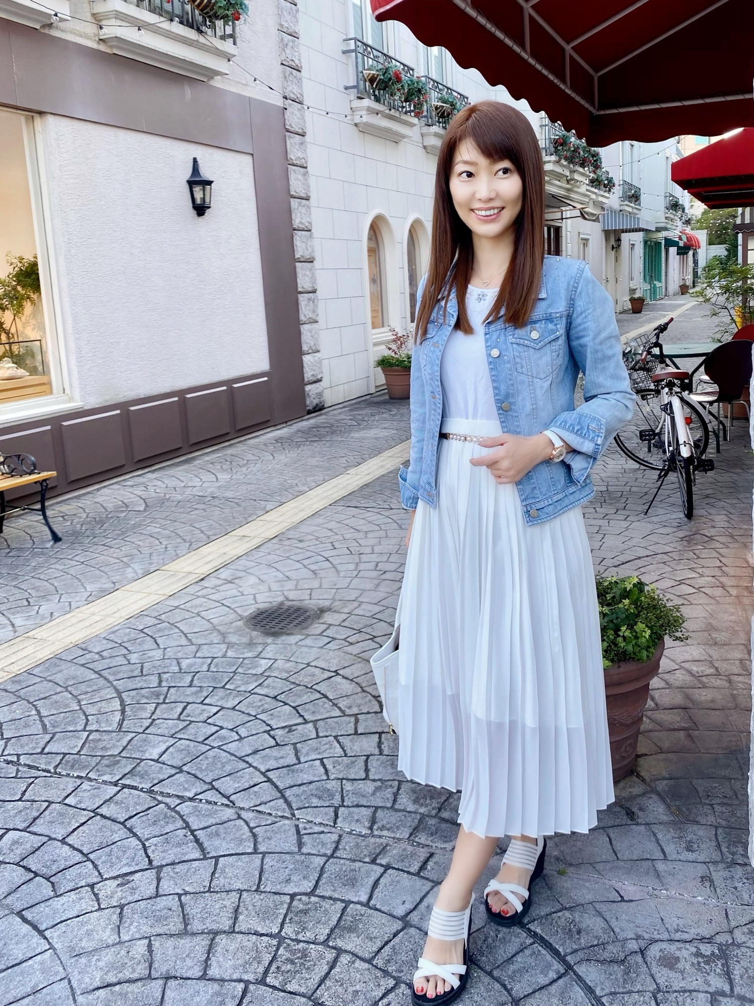 サンダルを使った「白プリーツスカート」の人気ファッション