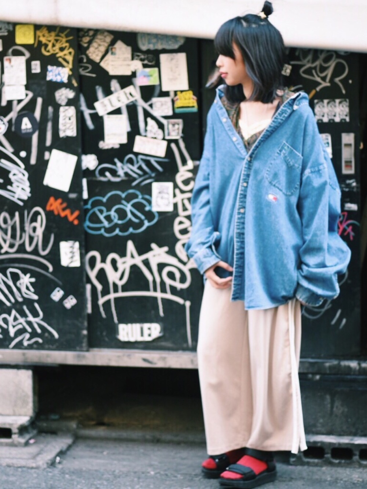 tommy jeansのデニムジャケットを使った人気ファッション