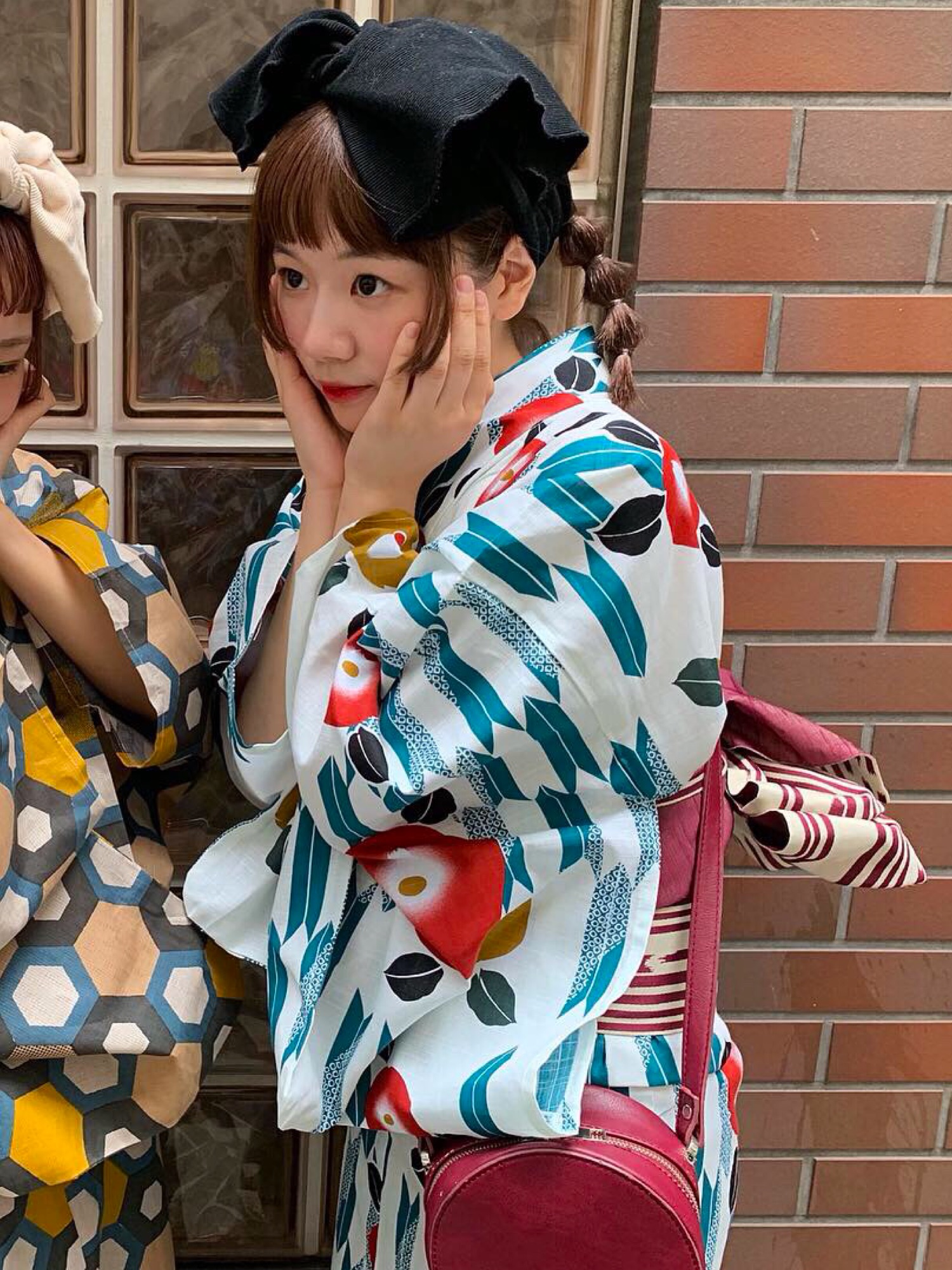 緑青色に浮かび上がる椿の花が妖艶な、注染めの浴衣です